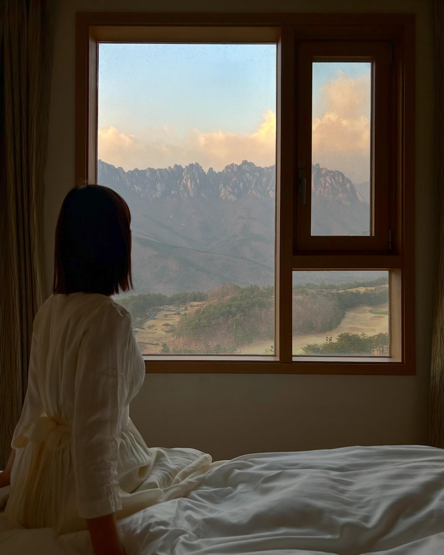 .
울산바위 기 받고 왔쥬⛰️🩵

새벽 5시 출발해서 8시에 번호표 뽑고
12시에 방배정받고 3시에 체크인까지🫠
룸에 들어가기 전부터 힘든 일정이지만
방에 딱 들어가서 뷰를 보면 다 잊혀진다 이거야

올해 마지막 여행 마치고 집으로 무사귀환😆
내일 출근하기 싫타..🥺

#고성 #소노캄델피노 #소노리조트 #울산바위뷰
#울산바위 #속초여행 #양양여행 #소노빌리지 
#고성여행 #여행에미치다 #여행기록 #⛰️🩵