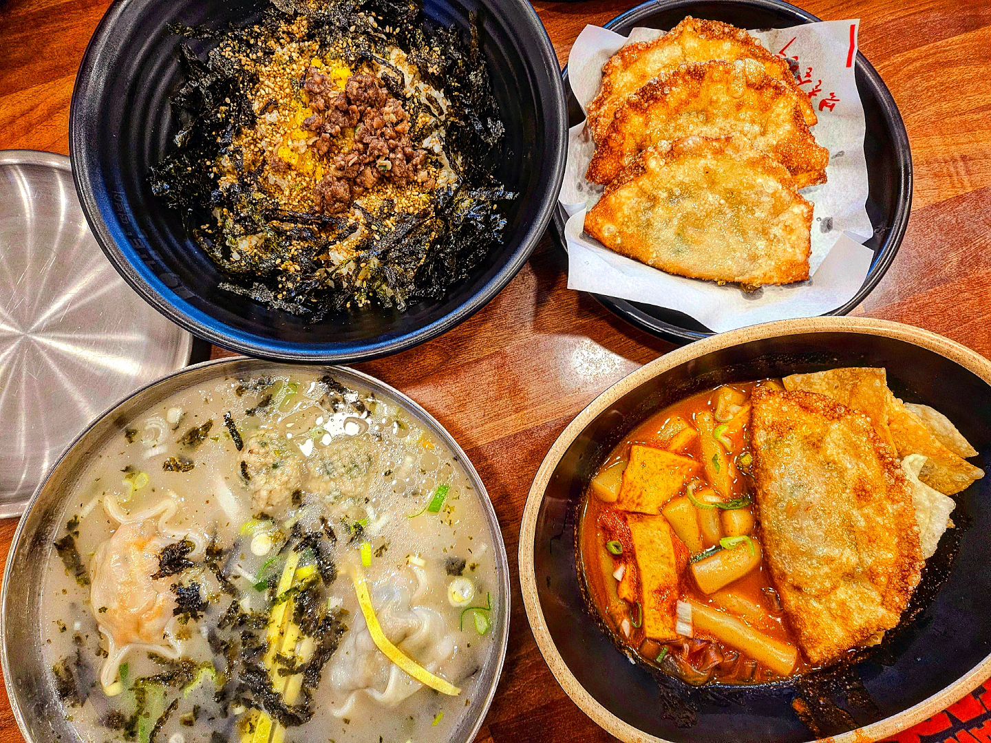 내가 좋아하는 #북촌손만두 
#만둣국 이랑 #북촌떡볶이 #튀김만두 #갈비주먹밥

특히 #북촌손만두떡볶이 진짜 맛있어요!

바삭바삭 튀김만두랑 찰떡궁합😘

#또먹고싶다

#먹팔해요 #먹스타맞팔 #먹팔 #먹팔맞팔 #맞팔해요