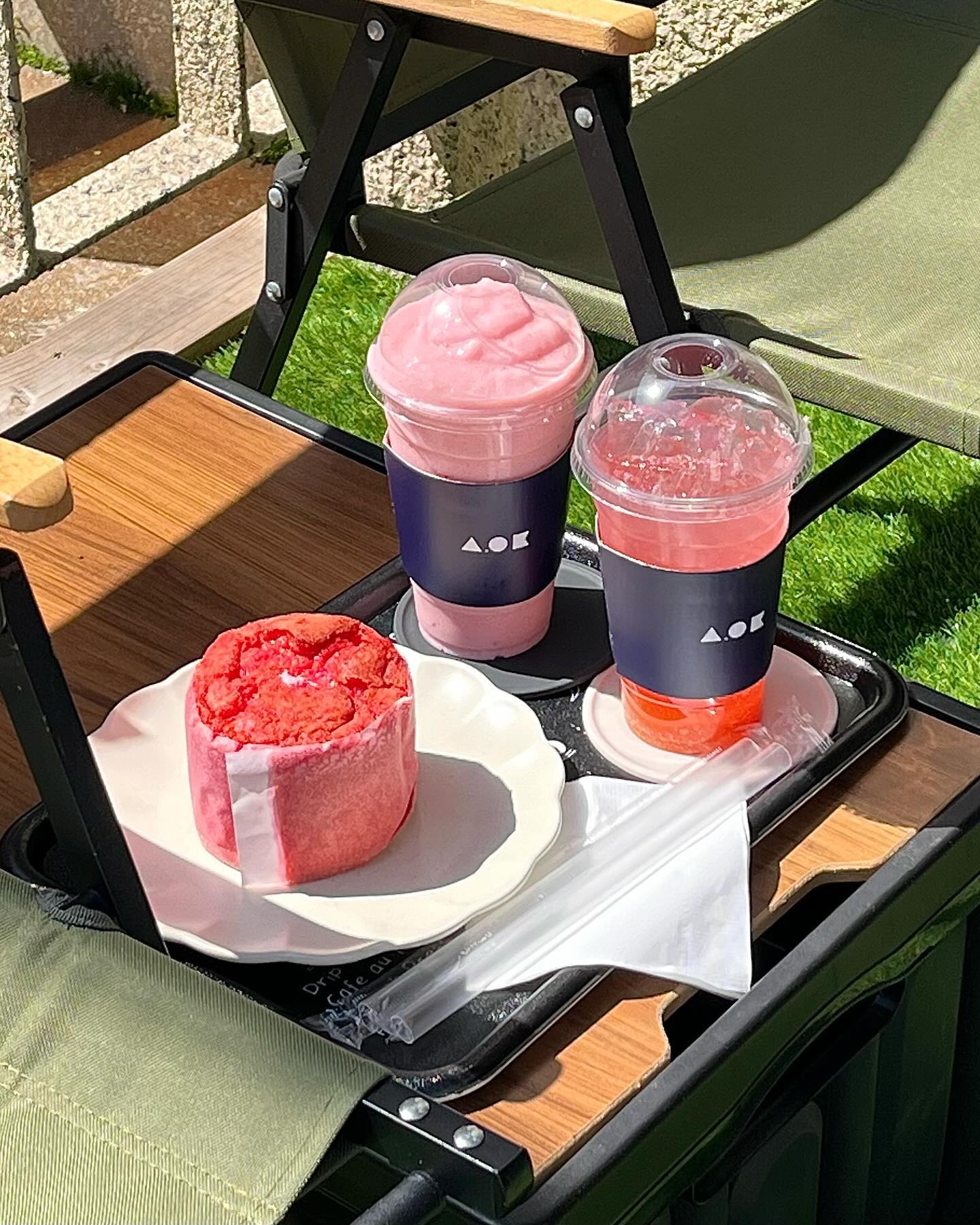 #협찬 사직동 가성비 카페 🍓
베이커리 신메뉴 11종 출시 소식 듣고 다녀왔댜
딸기 크림 카스테라 비주얼 넘 기여움 ㅠ
가성비 좋은 음료랑 디저트, 4가지 종류의 원두에 핸드드립 커피까지 파는 곳
매장은 아담하고 아늑한 분위기에, 사장님도 완존 친절하심
캠핑장 느낌 나는 야외 좌석이 포인트 ᐕ
일찍 열고 늦게 닫아서 출근길이나, 밤에 카페인 필요할 때 들리기 좋을 듯!

📍어오케이커피 사직점
위치: 부산광역시 동래구 사직북로33번길 12, 1층
영업시간: 매일 7:30 ~ 24:00 (화요일은 17:00 까지)

#어오케이커피 #핸드드립 #핸드드립커피 #크로플 #커피맛집 #부산카페 #부산핸드드립 #사직카페 #사직카페추천 #부산크로플 #사직디저트카페