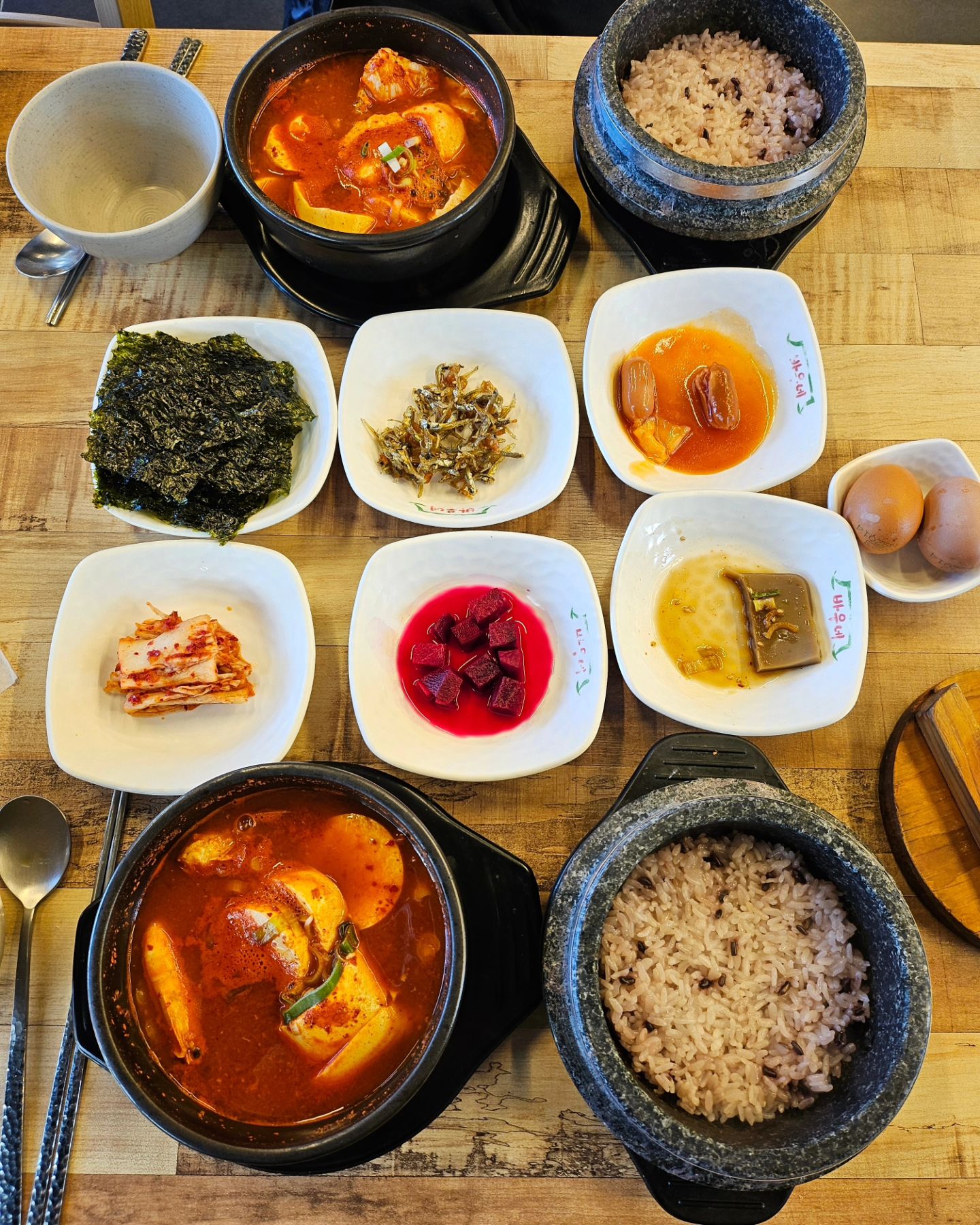 #협찬
다양한 순두부 메뉴가 많은 일품순두부💗 순두부 좋아하는사람이면 무조건 가야되는 제주도 맛집!!!🧡 양도많고 맛도리인 정말 맛있는 순두부찌개🤍 특히 메뉴가 다양해서 메뉴 고르는 맛이 있어 너무 좋았답니당🥰 특히 해물이 잔뜩 들어간 해물 순두부 찌개를 먹어보면 제주도에 바다가 느껴질만큼 깊은 맛과 칼칼함 그리고 풍미까지 느껴져 제주도민,제주여행계획 있으신분들은 꼭 먹어봤으면 좋겟어용❣️ 특히 제주여행와서 분위기에 취해 술 잔뜩 먹고 아침에 해장할겸 방문했던 일품순두부🩵 알코올로 가득했던 위장이 매콤칼칼한 순두부로 인해 싹 내려가고 배도 든든히 채울 수 있어서 너무 좋았답니당💓 또한 셀프바도 있어 반찬도 골라 먹을수 있고 든든한 식사대용으로 제격이라구용💜  제가 평소 너무 좋아하는  돝솥밥으로 나와서 돌솥밥과 숭늉 이중으로 먹을수 있어서 너무 좋았어용💚 순두부찌개 좋아하시는분들은 꼭 와봐야하는 순두부찌개 맛집! 여러가지 다양한 순두부 메뉴가 있으니 제주도에서 순두부찌개로 든든한 한끼 식사하시고 많은관심과 방문 부탁드려용🤎 

주소👉🏻제주 제주시 용담2동 861-12
영업시간👉🏻월~일 08:00-22:00 매달 1,3번째 화요일 정기휴무
전화번호👉🏻064-805-7700 

#제주맛집#제주도맛집#제주도밥집#제주순두부#제주한식#제주아침밥#제주아침#제주아침식사#제주공항맛집#제주공항맛집추천#제주오징어볶음#일품순두부 용담점