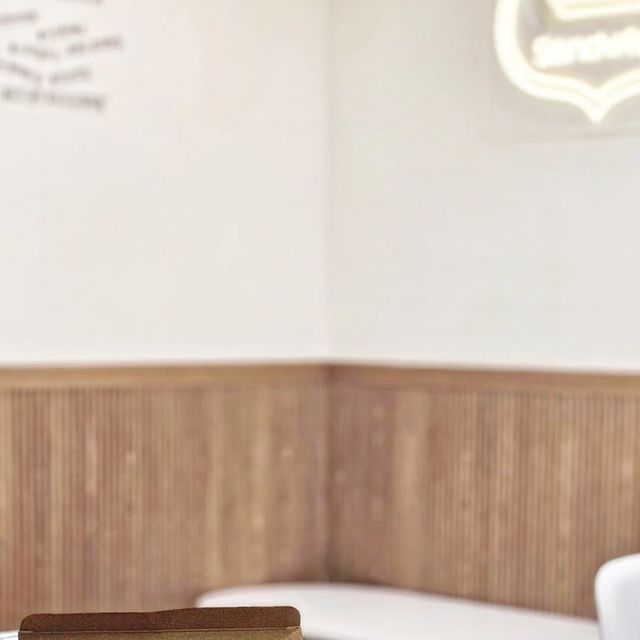 인플루언서 달콤 on Instagram: "#광고 너무너무 맛있어서 점심시간에 꼭 가야하는 강남 샌드위치 맛집 신논현 로드 샌드위치 페스츄리 빵으로 골라서 주문했는데 촉촉하고 꿀맛 아이스 바닐라