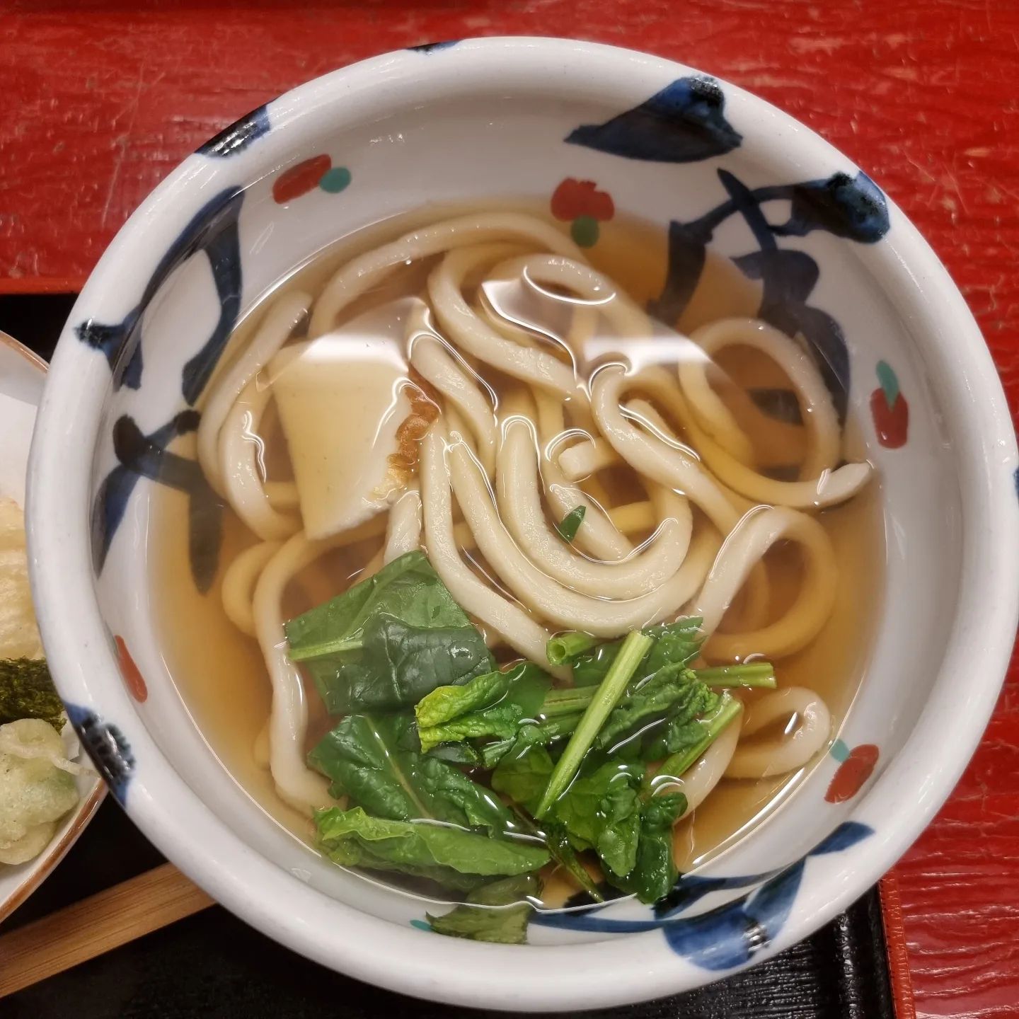 #오사카먹거리 #일본우동맛집 #도쿠마사 
오사카성 쭉 돌고 출출해서 찾은 #일본우동전문점 

기본 우동에 덴푸라 고로케 그리고 #아사히병맥주 적셔주니 이것이야말로 진정 일본여행이구나 ♡