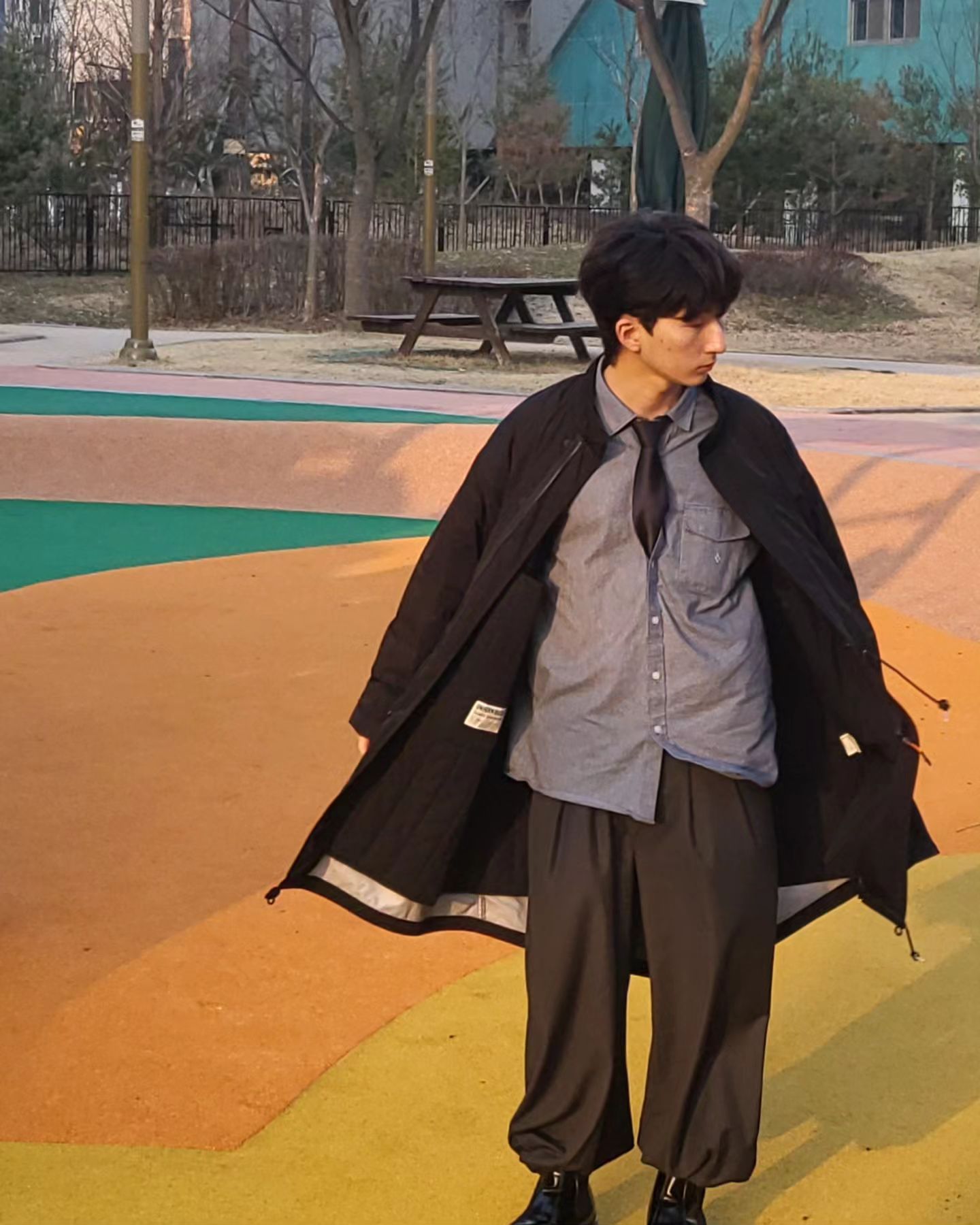 #설날선물세트 
안녕하세요 대학생 코지입니다.
전통 한복의 무드를 최대한 살리되, 불편한 착용감, 
밋밋한 디자인은 덜어내고 만들어 낸 바지가 곧 출시될 예정입니다 :)

1️⃣ 허리와 밑단에 비조를 달아서 사이즈 조절이 가능
- 허리는 2iinch~ 34 inch까지 조절이 가능한 Free size
- 밑단에도 세개의 단추로 핏 조절이 가능합니다.

2️⃣ 통이 진~~~짜 엄청 커서 움직일 때 편하게 만들었어요 
조만간 준비되면 스토어 링크랑 올려드릴테니 많은 관심 부탁드립니다!

3️⃣ 가격대는 최대한 구매하시는 분들의 의견을 반영해서 책정하려고 생각중이에요..! (이 정도 가격이면 나도 바지 구매할 의향이 있다! 싶은 가격에 투표해주시면 가격, 오픈 할인행사에 반영하겠습니다)

-------------------------------
코디 아이템 정보 
Outer - uniform_bridge 
Top - 다이아몬드 레이라 
Bottom - cozydailyloook_official (준비중인 스토어)
Shoes - bsqt_official 
 

#한복 #와이드팬츠 #남자코디 #와이드팬츠코디
#옷스타그램 #패션디자이너 #패션계정맞팔
#20대남자코디 #30대남자코디 #남자봄코디
#남자바지 #남자바지추천 #hanbok #hanbokkorea #outfitoftheday #outfitinspiration #koreafashion 

바지 가격이 어느정도가 적당하다고 생각하시나요?