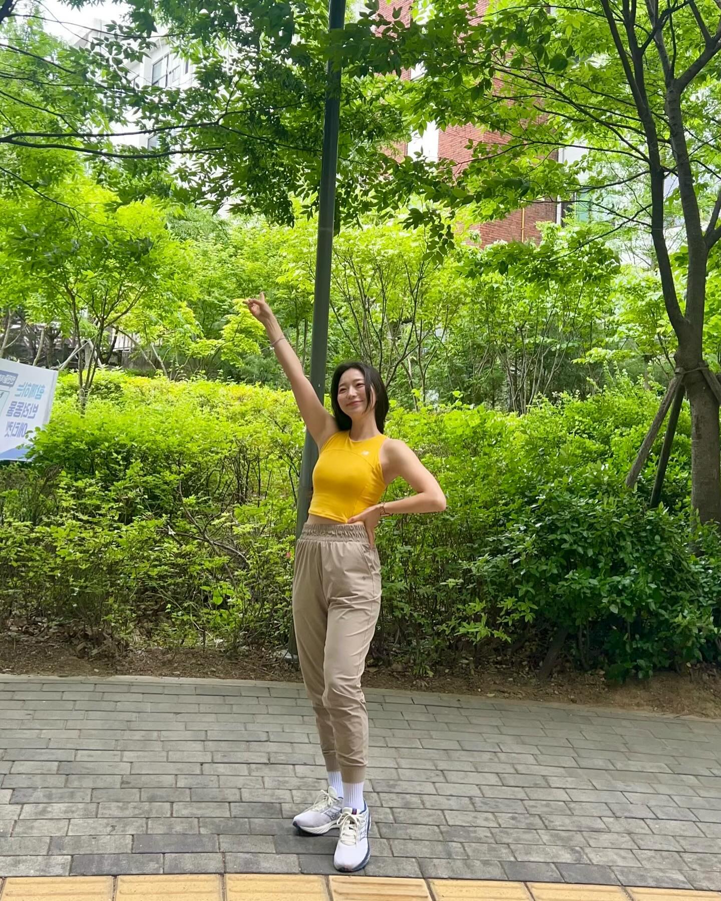#협찬 #제품제공

살찌고나서 레깅스가 작아져서 잘 안 입게 되는데,
신세계발견!!✨
아키클래식 에어쿨러 조거팬츠!! 

원단 넘나 가볍고 시원한데 쫙쫙 늘어나서
진짜로 요즘 일할 때랑 크로스핏할 때 최애👍
이렇게나 편하다니!!👍
진짜로 세탁해서 바로 다음날 또 입고 나감