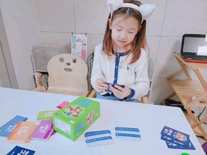 <나를 맞혀봐> 보드게임 무료제공 받은건데 
하는 내내 넘 재밌어서 영상 엄청 많이 남겨놨어요
울 딸한테 이런 모습이 있었구나, 이런 생각이었구나 

아직 딸이 남친은 없지만 가정하에 하는데 
내가 알던 딸의 반응이 아니더라구요ㅋㅋ
재연까지 하는데 넘 웃김ㅋㅋㅋ

여러분도 한 번 해보세요~ 
저희딸은 세번째인데 헤어질거면서 왜 담날 헤어지자는건지ㅋㅋㅋ

애인이 생일을 잊었다