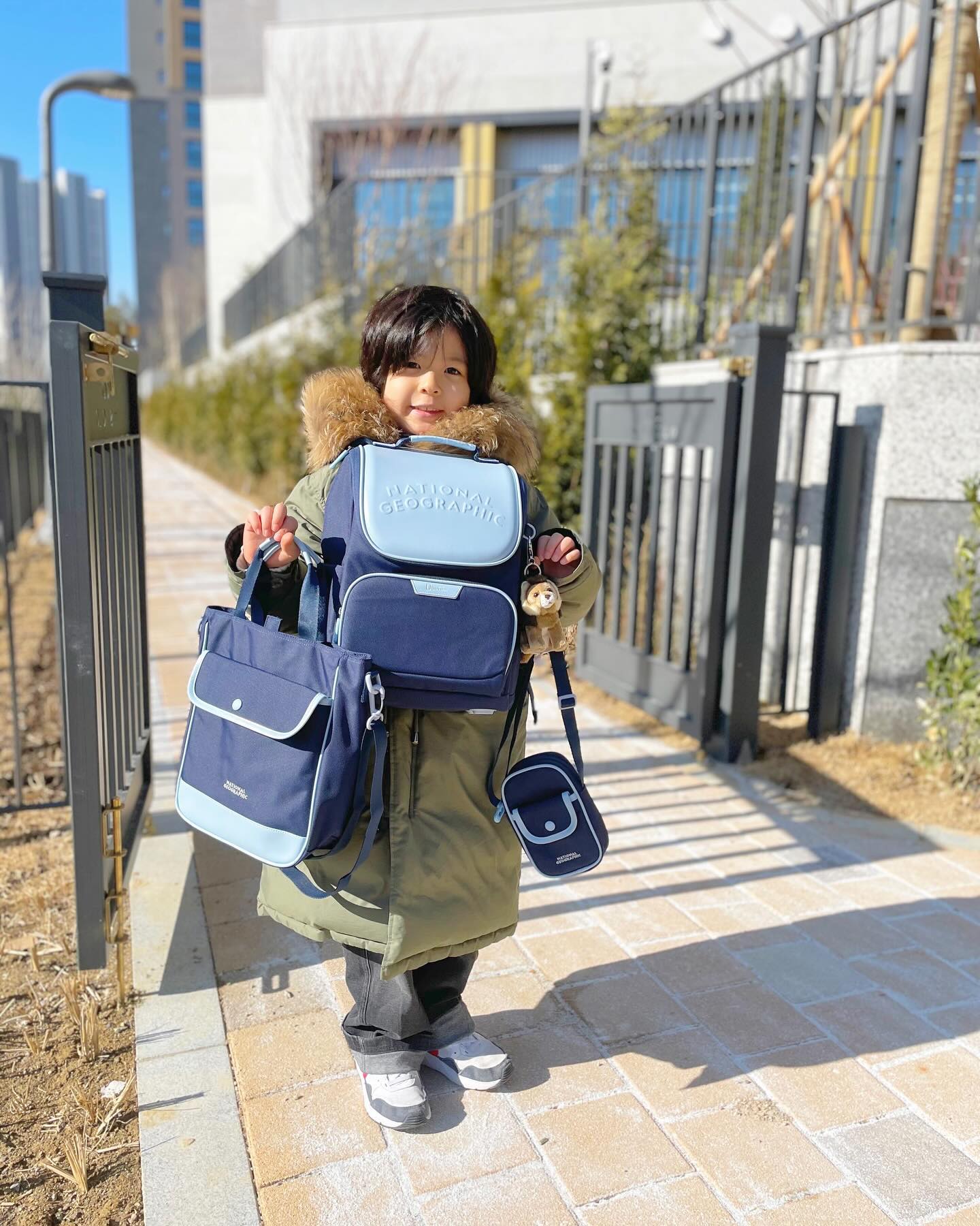 #광고 

학교 빨리 가보고 싶다는 아들 
엄마는 걱정 한가득인데 
너는 참 해맑다 🤣

공부가 더 잘될거같은 내셔널지오그래픽키즈 
24년 신학기 가방은 
메인포켓 U자 오픈 구조로 한눈에 안쪽을 
다 볼수 있어요 
가슴 자석체스트벨트 /호루라기도 있어요
귀여운 키링이 포인트예요 
속고발로 바닥오염 방지 
등부분 메쉬소재로 통기성 업 시켜줘요 
보조가방은 안감이 떨어져서 
신발주머니로 쓴다면 안감만 세척 가능해요 
크로스백은 핸드폰도 쏘옥 들어가는 아담사이즈랍니다 
저학년 가방구매시 주는 필통은요 천으로 되어있어 가볍고 칸이 나눠져 있어 편해요 

이제 공부도 하고 신나게 친구들도 사귀어보자!!
준비는 끝났다 화이팅!!

🏷️ 내셔널지오그래픽키즈 
K241KBG520 헤이즐 3PCS세트 네이비

ng_apparel.kids 

#내셔널지오그래픽키즈 #내셔널지오그래픽 #키즈가방 #키즈백팩 #키즈백팩추천 #학생가방 #신학기가방 #신학기백팩 #저학년가방 #정이형제 #키즈인플루언서 #키즈모델 #주니어모델