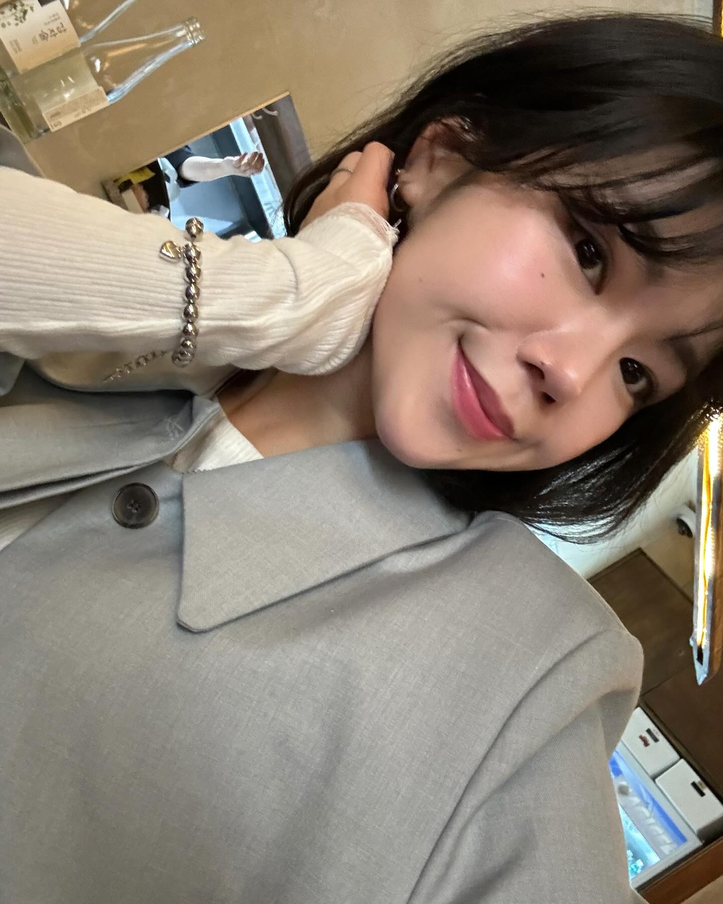 유미가 불화라고 놀자고 해서 급히 유미 옷 입고 술먹은 날,
아침에 눈 떴는데 해장술 하자는 유미, 해장술 4병 뽀리고 아쉽다고 집가서 더 마시자고,,,그래서 밤 11시까지 술마신 우리(아니 나), 친구에게 영통 걸었는데 나랑 동일한거 먹고 있는,,친구는 끼리끼리 is science,,주량 한짝만 나한테 여자소개 해달라고 해라!
-정신번쩍 김혜경-
