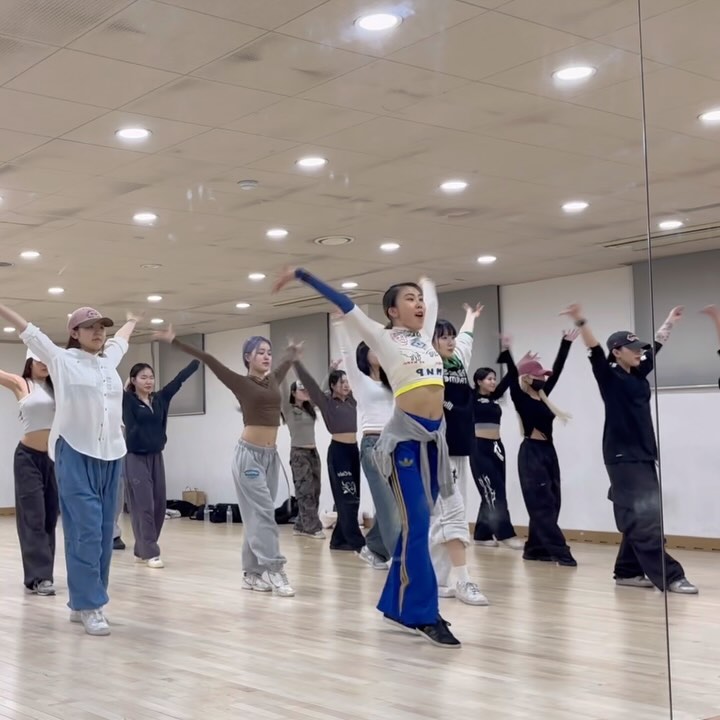 본격 팔딱쇼🐬
찍고 보니 나 왜저렇게 신남?ㅋㅋㅋㅋ
활어 마냥 팔딱거릠....😂

금요일 아침부터 베이직 하느라 고생한 4학년 벱비들♥️
포기하지 않아주어 고맙솤ㅋㅋㅋ💕
다음주도 탄탄하게 쌓아 올려유 랍유😘

#waacking #basic #routine #왁킹 #베이직 #루틴