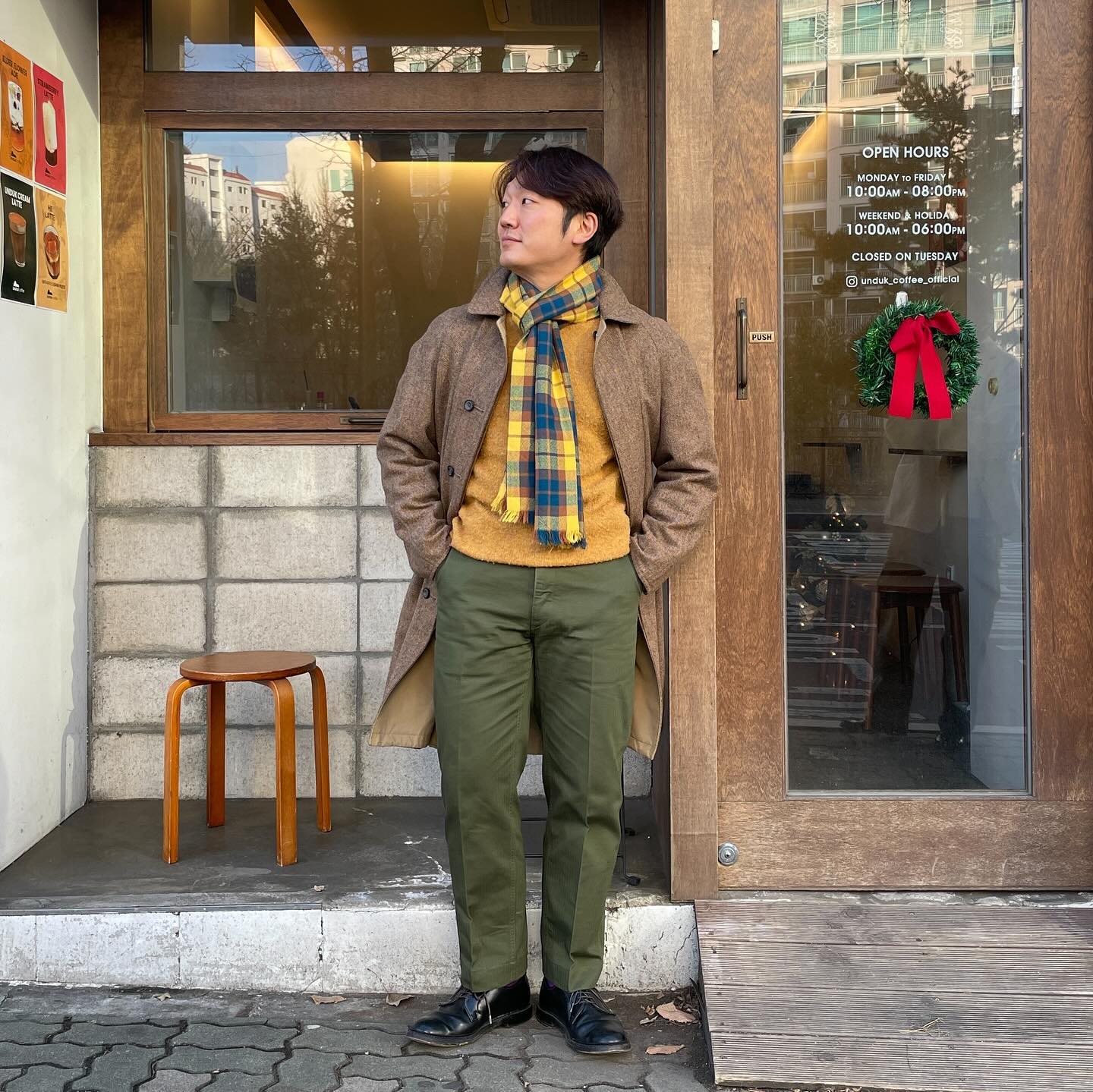 _
2024년 첫주말입니다.
어떤 첫째주를 보내고 계신가요?

저는 이번 일주일동안 아주 보람차게
가득 채운 것만 같아 뿌듯합니다.

한동안 뭔가 의욕없이 무기력했다면
이번주는 뭔가 쉴새없이 움직인거 같거든요!

그 와중에 먹었던 감동적인 김밥전
그리고 자몽에이드까지
행복한 기억 추가해봅니다.

오늘 모두 즐거운 토요일 저녁 되세요!

• Outer : #Chrysalis
• Knit : #Howlin
• Shirt : #Poloralphlauren
• Pants : #Anatomica
• Shoes : #Alden
• Muffler : #Drakes