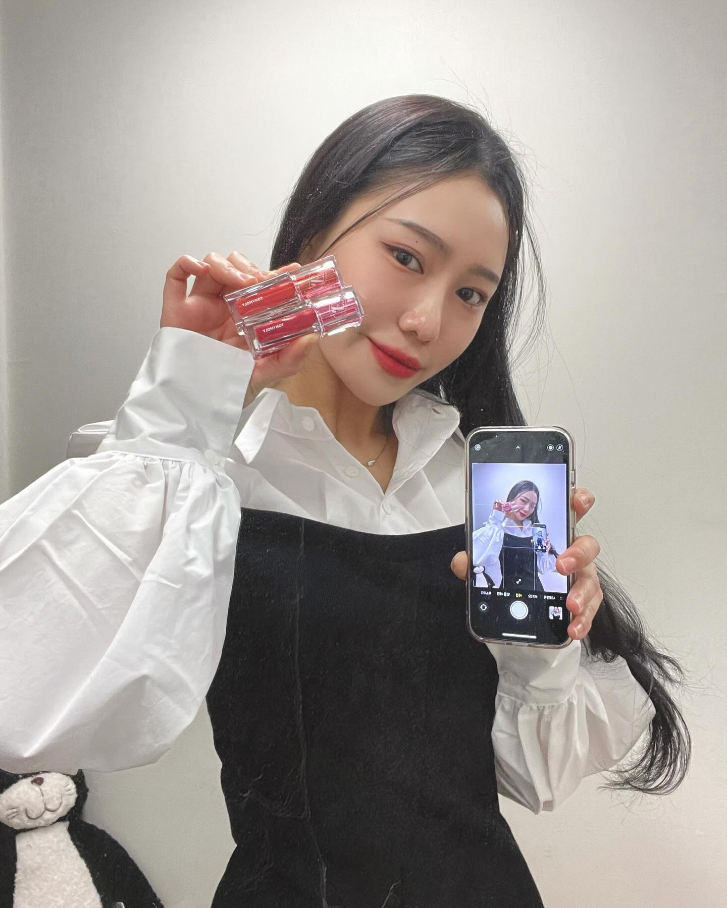 #협찬 #제품제공 
#토니모리 겟잇틴트 워터풀 버터의 S/S 신상컬러로 봄의 무드를 느낄 수 있는 웜.쿨톤 모두 만족 할 수 있는 컬러로 출시 되었어용.
촉촉하게 발리면서 보송하게 마무리되는 반전 벨벳 틴트
저처럼 ’12호 에프터 코랄‘로 베이스 깔고 그 위에 ‘13호 쿨로지‘로 한번 더 깔아주면 저 같은 가을딥웜+겨울딥쿨 인 사람들도 화사하고 이쁘게 연출이 가능하답니당❄️
tonymoly 
#겟잇틴트워터풀버터틴트 #버터틴트 #얼리스프링 #올리브영틴트 #웜톤틴트 #쿨톤틴트 #틴트추천