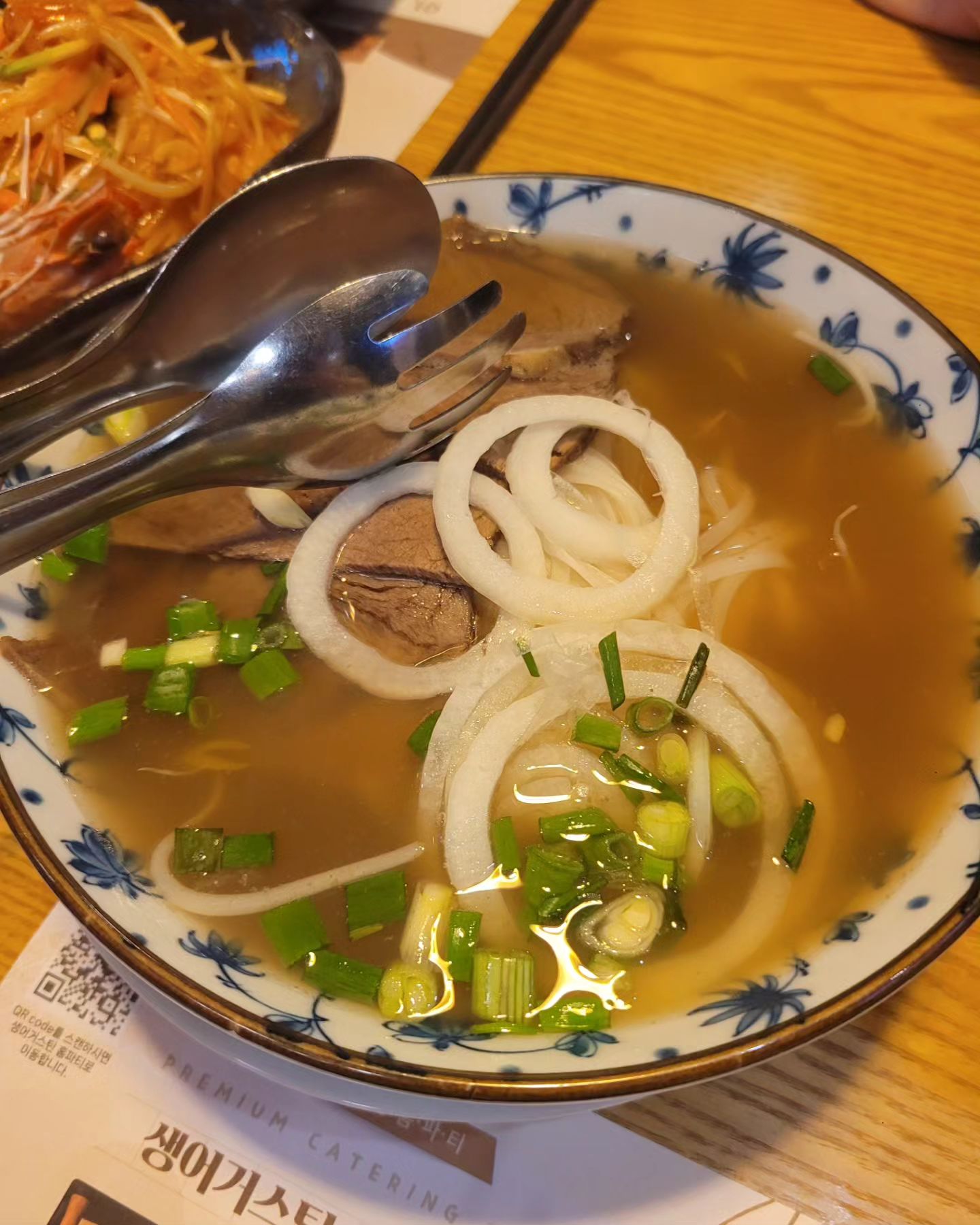 #메세나폴리스 
#합정
#생어거스틴
#태국식쌀국수_왕새우팟타이_나시고랭

메세나 생어거스틴이 젤 맛있는데..
넘 오랫만에 간건가.
머가바뀜 맛이다름 이런어쩔
팟타이소스도 다른것같고 예전의 자극적인 짭쫄한 그 폭탄같은 맛은 어디로.

나시고랭의 진한소스맛도 어디로.

이것도 모르고 나시고랭 하나 미리주문해서 테이크아웃까지 받아놓았는데..

남들은 새우 서로먹는다는데 
우린 새우도 남기고 와따.

나도 새우먹는게 한계가 있던 날.

최애음식점이..나랑 이별하잖다~~~ ㅠ.ㅠ