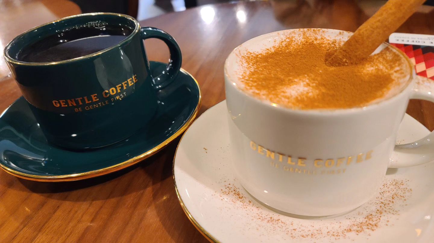 #gentlecoffee #젠틀커피 #애플시나몬라떼 #콰테말라커피 #핸드드립커피 

밥먹고 차 한잔 하러 가자며 
진짜 별 생각없이 아무데나 들어갔는데 
거기가 커피jmt일 때의 기쁨!

우리 들어갈 때 사람별로 없어서 
인기없는 데군 하고 문 열었는데 
커피향 미침 ㅋㅋㅋㅋ
그래서 그냥 들어가서 바로 자리잡음 ㅋㅋㅋㅋㅋ
(그후에 사람들 겁나 오긴함 ㅎㅎ)

나중에 보니 블루리본이 겁나 많이 있었어요 ㅎㅎㅎㅎㅎ

요새 잠을 잘 못자서 커피류 잘 안마셔서 애플시나몬으로 시켰는데 친구꺼 한입 뺏어먹고 드립으로 한잔 더 시켜먹을까 겁나 고민함 밤만 아니었어도ㄷㄷ

애플시나몬도 엄청 맛있었음

완전 간만에 취향 저격한 커피집이었어요 

최근 안마시기도했지만 왠만한카페서 요렇게 한입으로도 풍미 미치는 커피 마셔본 기억이 없는데 진짜 짱짱!!

꼭 기억해둘 커피맛집!!!

아무래도 요동네 근처로 이사와야겠어요 
ㅎㅎㅎㅎㅎ

#먹스타그램 #매봉역맛집 #매봉역커피숍 #도곡동커피 #foodie #일상그램