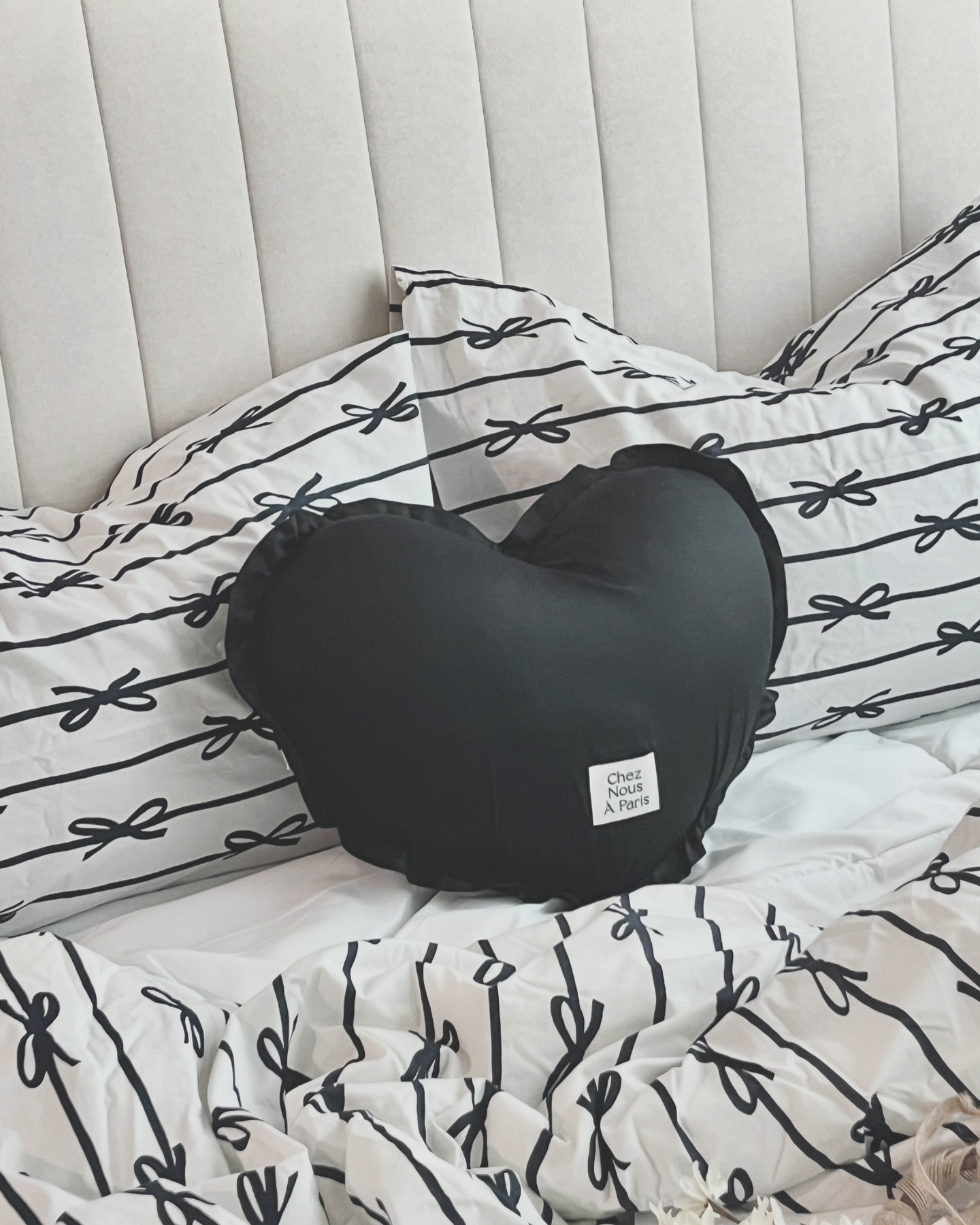 제품제공 | x chez_nous_a.paris 

나 블랙 좋아했네,,🖤🤍🖤🤍
침구 바꾼 기념으로다가 공교롭게두
부끄러운 안방을 첫 공개해 버렸네유,,🫠

쉐누아 파리 시그니처 리본 베딩 차렵이불 세트로 
바꾸고 난 뒤로 침실 분위기가 확 달라졌지 모에요 ✨
블랙&화이트 컬러 조합이 이렇게 예쁘다뇨,,🖤🤍
리본 패턴도 넘 예뻐서 반해 버렸다능 ,,🎀

시그니처 하트쿠션두 블랙으로 선택했는데요! 
빵빵한 내장재로 오랫동안 사용해도 꺼짐이 없겠더라구요 
차렵이불 사용할때마다 사그락 사그락 거리는 소리에 
매일 기분 좋게 일어 난답니다 ✨

• 시그니처 리본 베딩 차렵이불 + 베커커버 (Q, 블랙) 
• 시그니처 하트쿠션 -블랙
• 쿠키 앤 크림 발매트

#쉐누아파리 #시그니처리본베딩차렵이불 #차렵이불
#블랙화이트이불 #차렵이불추천 #안방꾸미기 #오늘의집 
#방꾸미기 #집꾸미기 #침실꾸미기 #침실인테리어 #침실테리어