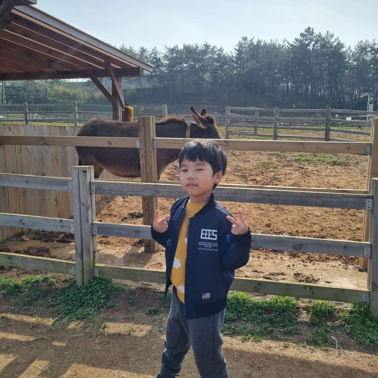 유달산 축제가려다가 급변경
급만남도 재밋구료❤️
컨디션만 조앗더라면 텐션 더. 오졌을텐딩~~
바닷가앞에서 조개구이라니~~~~~ㅎㅎㅎㅎ
다음에 다시 가즈아. 또 콧바람쎄렁😉

덕분에 즐거워떵!!!
이제 우리는 거즘 가족같다ㅋㅋㅋ
귀욤귀욤 선우띠와 횽아 이로운 콜라보육아 최고야👍👍👍
자주보아용❣️❣️❣️

#주말나들이#급만남#고창여행#구시포해수욕장#조개구이#칼국수#행복한시간#알차게잘보냈다#자주가자
