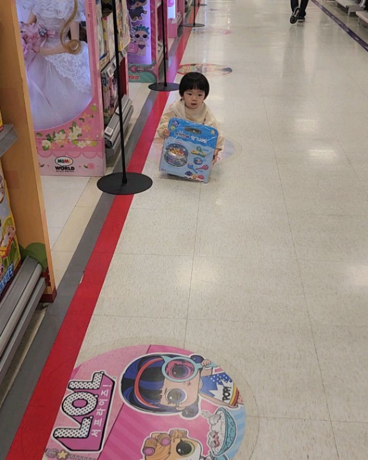 벌써벌써....장난감 앞에서 눈돌아간다
안가겠다고 본인이 들겠다고하는 모습도 
아직은? 넘 귀엽고 사랑스러울때~♡

#12개월아기 #육아 #육아그램 #아기옷 #등원복 #아기모델 #이쁜아기 #아들바보 #아들맘 #0428오늘우리는 #성장기록
#행복은옆에있지 #장난감천국