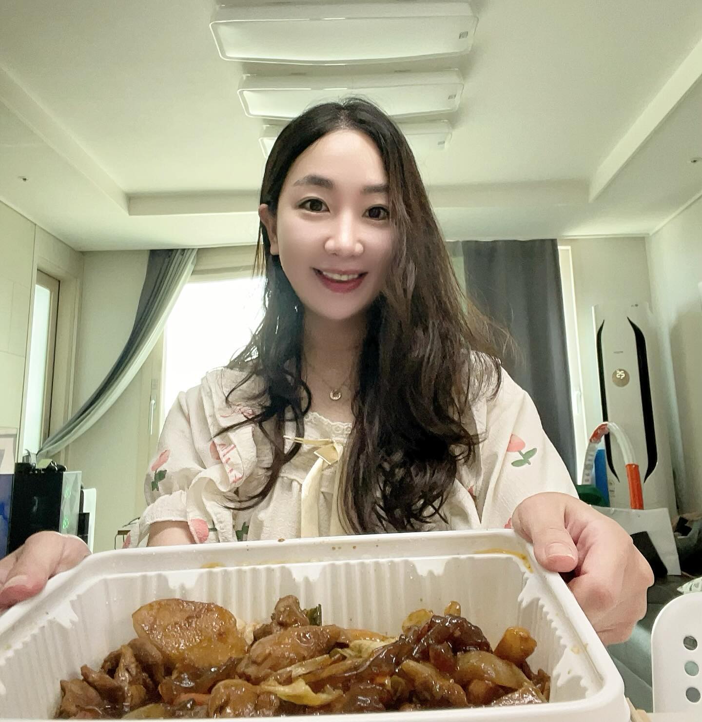 오늘 #초복 이라면서요~~~
#복날 닭고기 드셨나요?

저는 #점심메뉴 #천안찜닭맛집 #청당동 dalinjjimdak_cheonan #찜닭 먹었어요 😍
친구 이슬이가 너무 바쁘게 사는 거 보니 더더더 빠이팅 힘내라고 #복날음식 한끼 사주고 싶었거든요 💓

내일부터 또 #장마시작 되려 그런지 오늘 더 더운 느낌인데
시원한 집에서 #닭요리 먹으니 행복하네요 💖
주문은 제가 했지만 이슬이가 배달료 아끼라고
#청당동맛집 소중하게 포장해 와줘 고마웠고요 🥳

#순살 주문해 양 적을까봐 중사이즈 시켰더니 양 완전 푸짐!
기본으로 당면사리 들어가는데 당면 추가 더 안해도 될 만큼 많이 들어가고, 메추리알, 감자, 떡사리 토핑도 들어가요 🤩
물론 먹기 편한 살코기도 푸짐푸짐~~~
매운맛 조절도 가능하지만 #스트레스해소 매운거 먹고 풀라고
매운맛으로 했더니 #맵찔이 둘은 스읍스읍거리면서 먹었네요 🤣

중사이즈 찜닭과 밥 두공기까지 해서 총 34,000원
양이 엄청나서 두끼까지 가능할 거 같아요 💞

서비스로 음료수도 챙겨줬고 #복날이벤트 복권도 넣어주심 💘
그런데 복권을 몰라 그러는데 어떻게 보는거죠? 😅

인친님들도 #초복맞이 #몸보신음식 챙겨드세요 😘