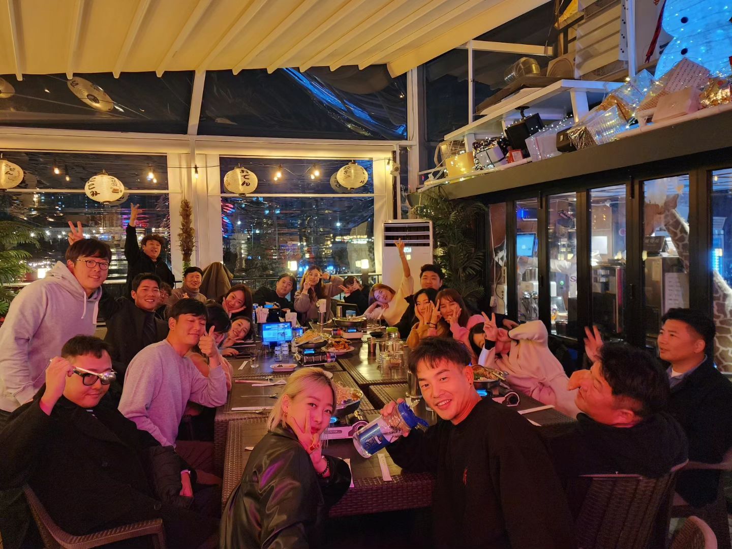 <ㅡ <ㅡ #헬스포츠정캠 0조+1조 뒤풀이 더보기

연장5일 🍻이었던 날 🤧
또 혼자 보내면 몇시에 들어올지 몰라
같이 가서 데리고 나오겠다더니
본인이 더 신나서 마지막까지 계신 빅보스님 🤣

뒤풀이의 물꼬를 터주고, 장소섭외까지
일등공신 기춘♥️지영 고마워 jiyoung7290
함께 못한 법석 아쉬웡 😭 bub_seok

함께하면 즐거운 #헬스포츠크루 helsport_crew 🏕
.
.
.
#저당분간금주입니다 😵‍💫
#12월에만나요