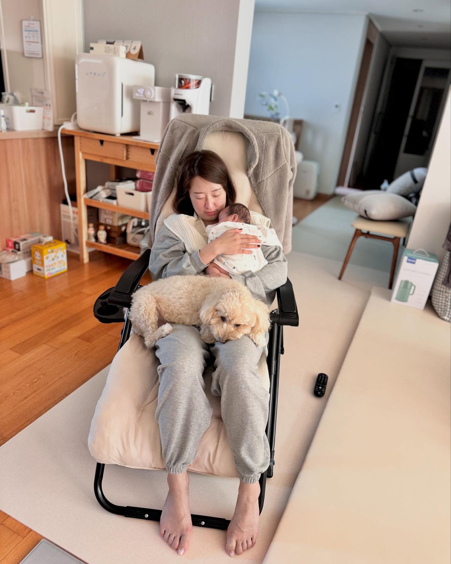 _20241031

새봄 예봄 인생 89일차

진정한 애개육아중 
쵸밥이가 이때부터쯤 엄청 더 딜라붙기 시직해따
수유할때는 물론이고 계속 착 달라붙어 있으려고
만져달라고 안아달라고 긁긁 ㅋㅋㅋㅋ

#쌍둥이 #딸둥이 #딸둥이그램 #twins 
#이른둥이 #2month #태어나줘서고마워
#봄둥이네👼🏻 #자두자몽👼🏻
#엄마가관리하는계정입니다 #accountrunbymom 
#애개육아 #우리쵸밥이❤️