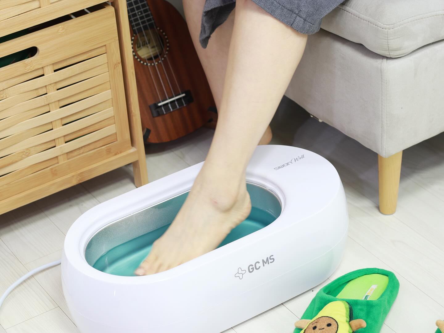 #협찬 수족냉증인의 #손발케어 ☃️
가을부터 이미 시작된 손발시림 덕분에
고생하고 있었는데

😍 #세종헬스케어 #GC녹십자MS #파라핀욕조
사용하면서 아주 따뜻하고 촉촉한 힐링
제대로 만나고 있어요 

32cm로 크기가 넓찍해서 손목까지도 들어가고
남자발도 들어가니까 넉넉하게 손발
#피부미용 과 욱신거리는 관절케어도 
도움 받을 수 있지요

디자인도 깔끔하고 예뻐서 
우리집 인테리어도 업그레이드 해주구요
#효도선물 로도 짱 입니당

반신욕한듯 몸을 따끈한게 댑혀줘서 넘 좋아요😍😍

#파라핀왁스 #파라핀베스추천 #파라핀욕조
