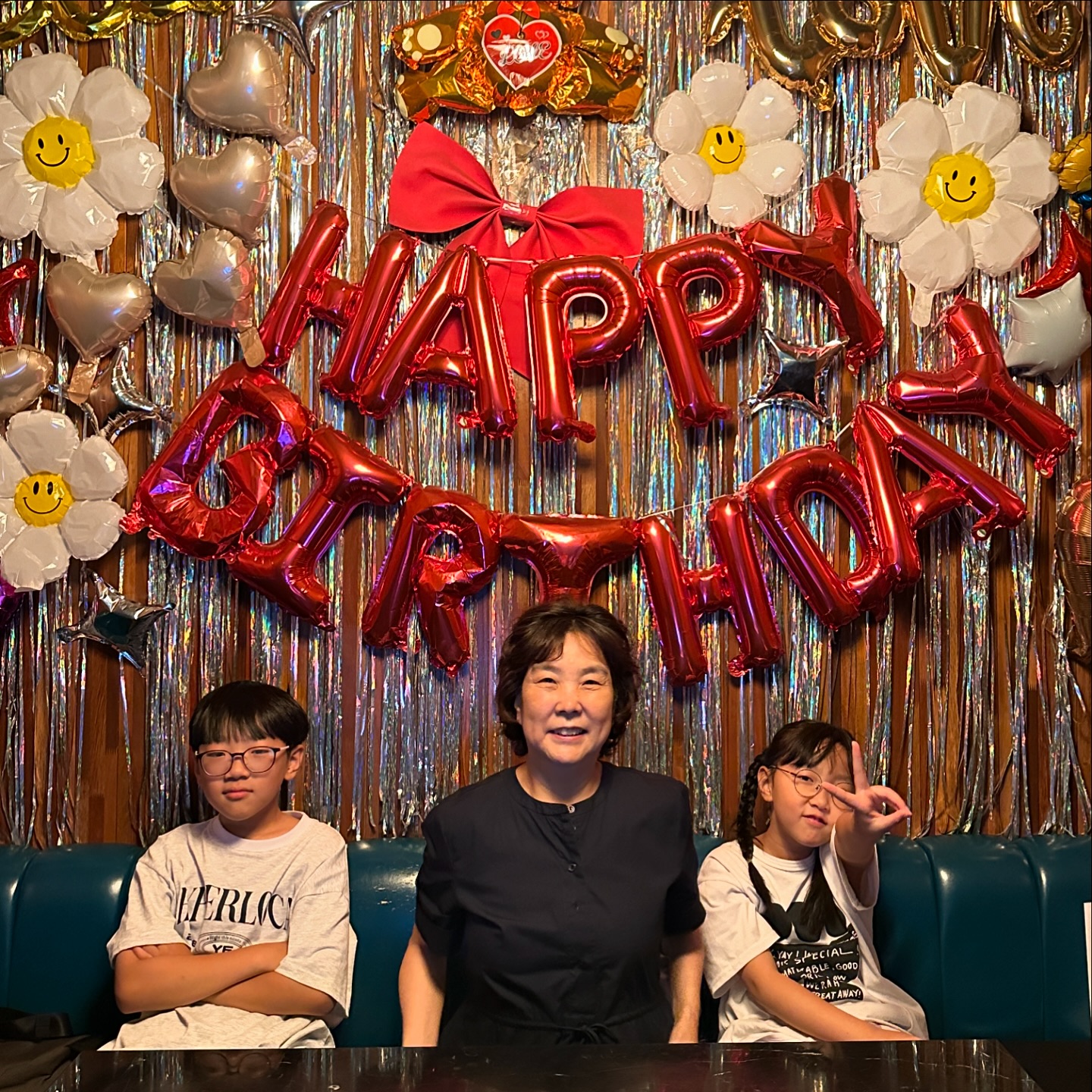 ⋆
거의 한 달 지나 올리는 엄마생신파티 사진🎈
파티룸이 있어 한껏 꾸며진 곳에서 사진촬영 가능한데, 우리 음식 싹싹 긁어먹고 빈 그릇 앞에 두고 단체사진 찍은 ... 😅

-
#마미생신 #친정엄마생신 #할머니와손자손녀