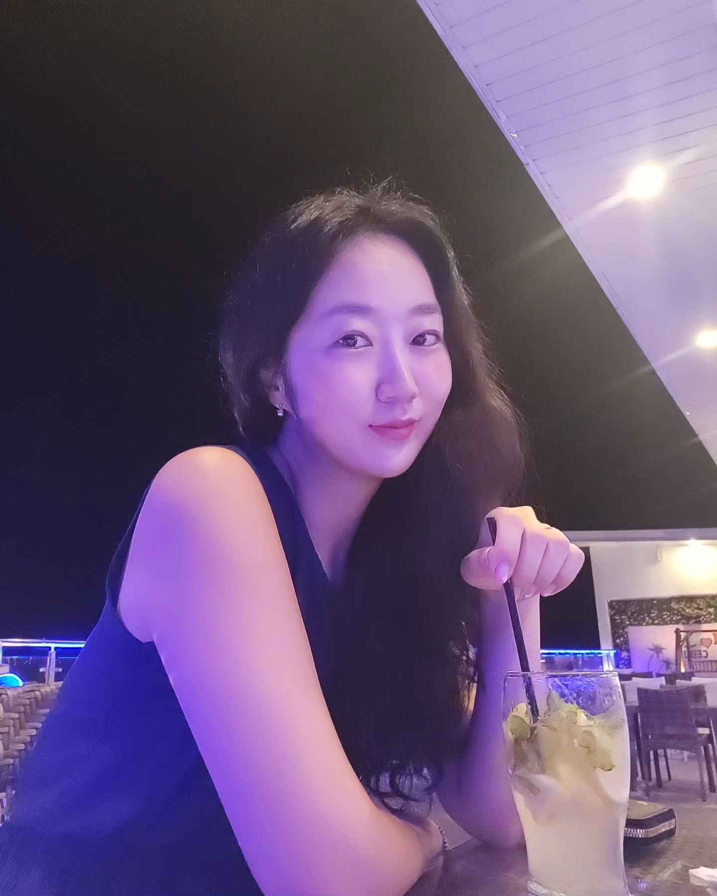 오늘은 우리소유 최애언니🥹
러브의 컨디션 난조로🥲
야간 수영 스케줄이 없던 관계로

애미의 꿈이였던 모히또에서
필리핀 마시러 왔어요😘🍸

짱소유 덕분에 이번 여행에
루프탑 나들이는 없을꺼라 생각했는데
생각의 전환으로 아예 애델꼬 출동🍻

애미 지금 마음은 코삐뚤어지게 마시는건데🤪

현실은 Mojito, please
알콜 is very, very 리틀

바텐더가 너 무알콜 줄까?하길래 
No.알콜 is very, very 리틀 외친저!!
결국 입맛저격 모히또를 마셨궁💯

이거 먹고 혀꼬이는거 보니
저는 알콜 찌질이가 분명합니다😝