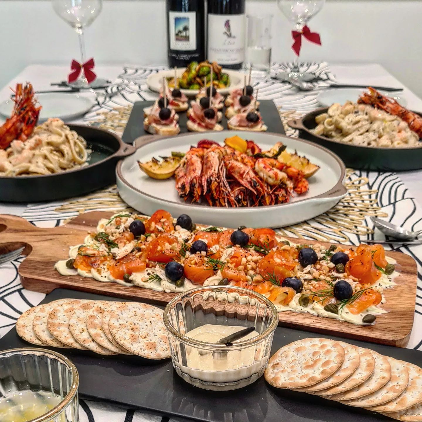 오늘의 맛자랑은 크리스마스홈파티🎄
크리스마스때 다들 즐겁게 보내셨나요?? 전 정신 못차리고 놀다가 어제 시체놀이 했습니다😅

친구부부의 초대로 크리스마스 홈파티😘 
현백들려서 추천받은 스파클링와인과 후식으로 먹을 비스테까 티라미수사서  고고🏃‍♀️🏃

워낙 음식을 예쁘게 잘 해두는 친구라 오 인스타 피드에 올려야겠다 했는데 역시나 기대를 저버리지 않았어요! 

📣 엔트리로 연어카르파쵸, 부르스게타, 그릴드새우와 스테이크까지 아주 제대로 대접을 받았어용

맛있는 음식에 좋은 사람이면 끝난거죠! 
음식 맛있어서 와인이 그냥 순삭가버렸고요, 
윷놀이는 왜이리 재밌죠?? 윷놀이 하다 필받아 치킨도 시켜서 소주까지 까버렸어요🤣

스파클링으로 시작해서 친구부부가 준비해둔 레드와인두병, 그리고 원소주 3병...그리고 또 소주 4병..👉👈

우린 이제 20대가 아닌데... 나...몸져 누울만했어

잘먹었습니다! 초대해줘서 고마웡❤ chunsik_maltipoo 

🏠 춘식이네집

우리 귀요미 춘식이 사진을 한장도 못찍었넹😅

#맛자랑 #크리스마스홈파티🎄
#크리스마스음식 #연말파티음식 #surfandturfsteak #서프앤터프 #카르파쵸 #부르스게타