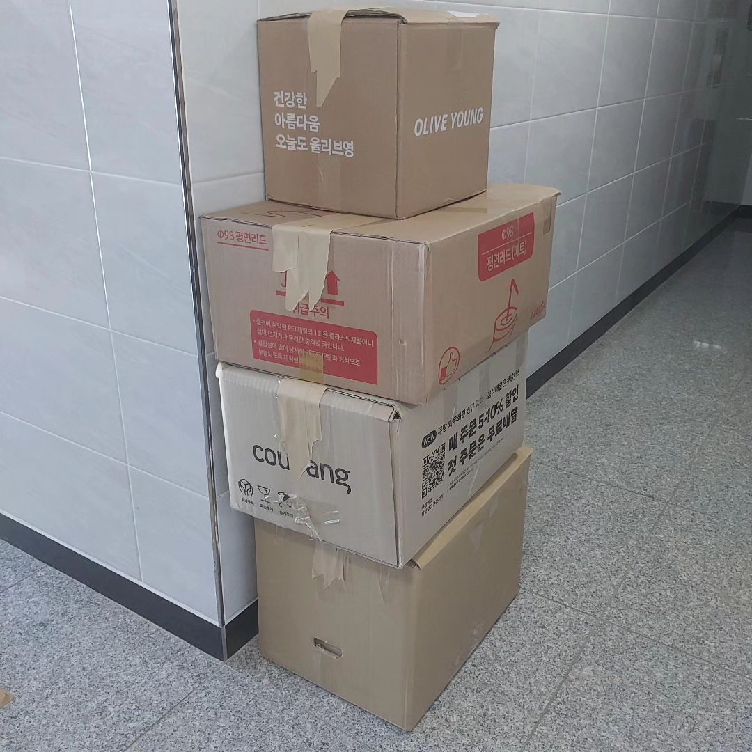 2024년 1월 4일부터 온라인쇼핑몰  시작!!!

작년까지 애드센스등 글작성해서
수익창출해볼려고  노력했는데~~

나!  와는  맞는것같아  포기 ㅠㅠ:)

올해부터 나도 쇼핑몰 시작해볼까?

사업자등록증 벌써  2개로  늘었다.

다음은 법인  사업자 도전해보아아겠어....

오늘  수출하는 택배상자 7일동안
더  많은  택배포장 하겠습니다