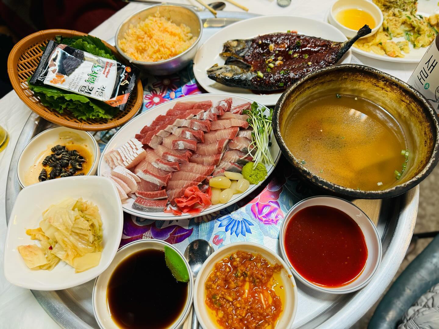 왜요? 제가 방어 석화에 미친 사람 같나요?.....(아무도 안물어봄🥲)
틈만 나면 겨울 외식은 무조건 방어, 석화, 과메기 셋 중 하나로 해결하기.
이것이 겨울 제철 음식 처돌이의 법칙🥶✨
전주여행 가서 맛나게 먹은 대방어 맛집 객리단길 #다가수산

주문하면 나오는 한상차림. 
전주는 정말 음식 인심이 좋은 것 같다. 
술집이나 밥집가서 보리차나 헛개차 주는 곳을 정말 좋아하는데...여긴 보리차다!
기본으로 나오는 고갈비와 오뎅탕, 전, 그리고 촛물밥...(초밥 쌉가넝)
방어 ’소‘ 자로 주문! 석화도 주문하고 싶었는데 우리가 갔을때 이미 솔드 아웃 ㅠ^ㅠ (주말 저녁이라 그런듯)

방어 떼깔 보세효,,,,,이거이거 완전 싱싱한 대방어 녀석 ! 
김에싸서 백김치에 쌈장콕콕해서도 먹꾸, 촛물밥 뭉쳐서 와사비 콕찍어 초밥으로도 먹꾸!
요리조리 맛있게 해치울 수 있음. 

횟집보다는 수산물포차 느낌이라 술마시기 좋고 늦은 시간(새벽 두시)까지 하므로,
요즘같은 눈 내리는 전주에서 꼭 가보시길! 

* 너무너무 추워서 회가 안 땡긴다 하면 매운탕이랑 같이 드시면 됩니다...
(방어가 안 땡길 수가 있나요?!)
* 석화의 경우, 주말 초저녁엔 있을거 같은데 늦은 저녁엔 솔드아웃이므로 참고하세요.
* 방어 ’소‘자 치고는 양이 많은 편입니다.