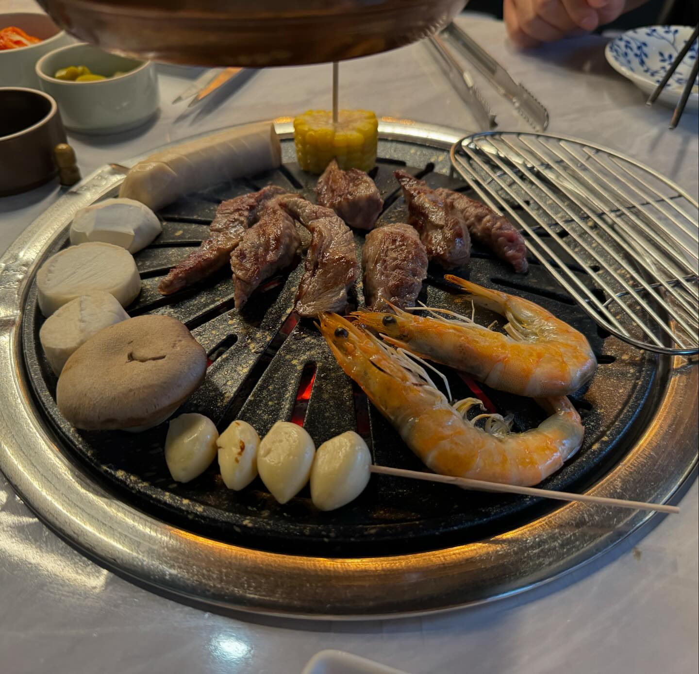 여름휴가를 필리핀 보홀에 다녀왔는데요~
새벽 비행기로 한국에 들어와 집에서 짐 정리 후 쉬다가 저녁 먹으러 댕리단길에 위치한 우기화로에 방문했어요
여행 가서 음식이 입에 안 맞아서 얼마나 한국 음식이 그립던지
특히 삼쏘가 너무 당기더라고요!

그래서 한국 오자마자 무조건 삼쏘 먹으러 가야겠다 싶어
우기화로로 향했답니다:)

🔸주문 메뉴🔸
프리미엄 생고기 모듬 2인 set(460g)
된장찌개 2,000원
공기밥 1,000원
소주 5,000원
콜라 2,000원

고기도 엄청 신선하고 퀄리티도 너무 좋고 진짜 너무 맛있었어요!
밑반찬도 엄청 정갈하니 궁합도 너무 좋고 찌개와 소주까지 환상의 조합이었어요

📍주소📍
경기 안양시 만안구 박달로578번길 42 1층
우기화로 (1호선 안양역 1번 출구에서 636m)

🅿️주차안내🅿️
주차 가능 무료
매장 인근(도보 3분 거리)
삼덕공원 공영주차장 이용 시
1시간 30분 무료주차권 제공해 드립니다.

📞전화번호📞
0507-1376-6092

⏰영업 시간⏰
12:00 ~ 24:00
라스트 오더 23:00

⚠️정기휴무 : 매주 월요일

✨포장, 무선 인터넷, 예약, 단체 이용 가능, 주차

#안양맛집#안양고기집#안양삼겹살#댕리단길맛집#댕기단길고기집#댕리단길삼겹살#숯불구이#일상#좋아요#소통#먹스타그램#먹팔환영#맞팔환영#선팔환양#리뷰노트체험단