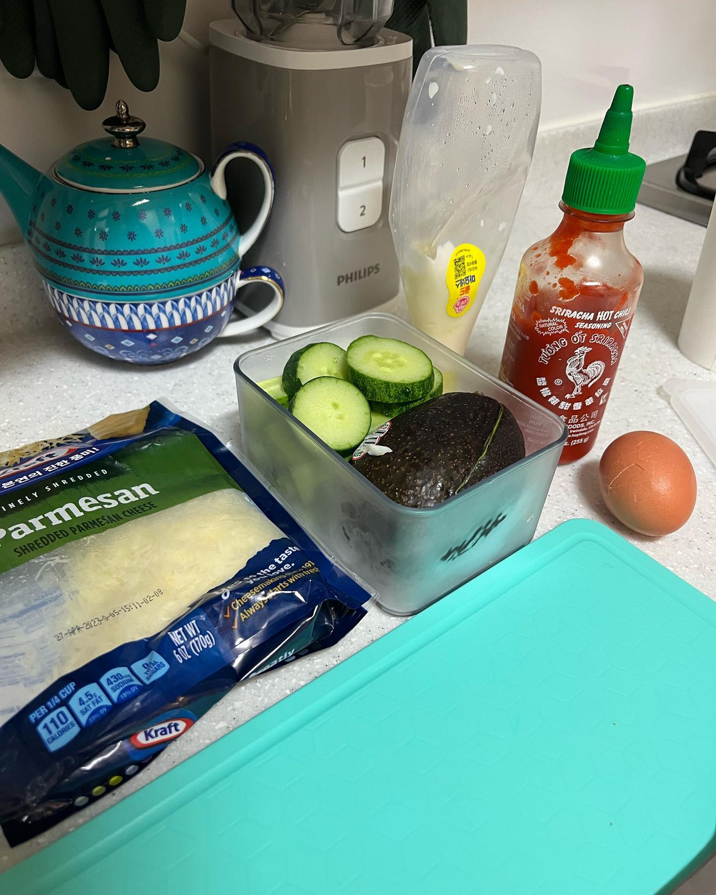 건강하고 맛있는 반미 샌드위치

집에서 공부한다고 계속 앉아있어서 무겁게 식사하면 더부룩해서 공부에 집중도 안 되서 최대한 가볍지만 맛있게 먹으려고 해요!!

노브랜드 반미빵은 오리지날 반미빵보다는 밀도가 조금 더 높고 작아요!! 한 봉지에 세개가 들어있는데 저는 한번에 반조각씩 먹으니 6끼를 먹을 수 있어서 가성비 갑!!

베트남식 반미가 먹고 싶긴 하지만 집에서 파테며 베트남 햄이며 구하기 쉽지 않아서 내맘대로 냉장고 뿌시기로 하겠습니다😝

빵은 에어프라이어에 바삭하게 구워서(에프180도5분) 마요네즈 듬뿍 얹고 반숙계란, 아보카도, 선드라이 토마토페이스트, 파마산치즈 그리고 마무리는 꿀!! 칠리소스뿌려도 맛있어요!!

사이드로 오이랑 토마토절임으로  간단한 샐러드!!

요기에 뜨끈한 녹차까지하면 아주아주 건강한 브런치 맞죠?

재료 사놓으면 보통 일주일동안 이렇게 소스랑 구성만 조금씩 바꿔서 질릴때까지 먹는 편이에요🤪 

#홈스타그램 #건강한식단 #브런치만들기 #유지어터식단 #오늘의집 #healthymealideas #easyhealthymeals