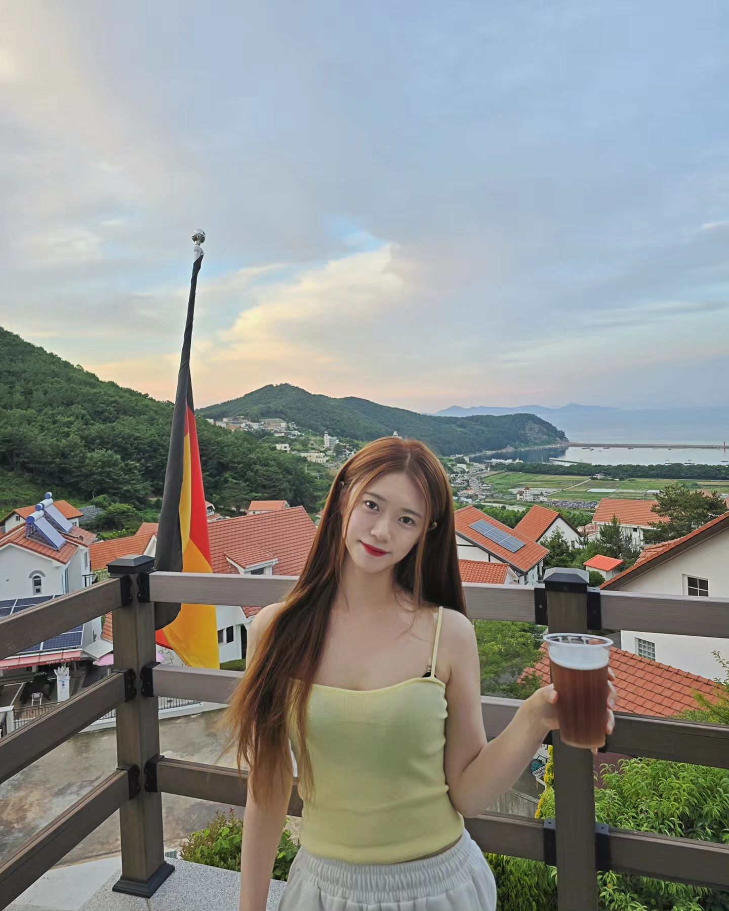 동생과 단둘이 3년만의 여행
매년 갔었는데 어느 순간부터 바빠져서 미뤄지고 또 미뤄지고..

아무튼 나혼자 계획하고 쏘는(?) ㅋㅋ
주6.9일🤪 바쁘신 동생님은 몸만 모시고 
남해에 다녀왔는데 정말 좋았다😍

너무 마음에 들었던 숙소 ㅎㅎ #모젤하우스
 
유럽 정서를 느낄 수 있고 오션뷰도 최고 ㅎㅎ
독일마을 특유의 로컬 느낌이 많이 나서 좋았다!

맥주축제가 열리면 또 가고싶다^^
.
.
.
#언제나그렇듯 #이제야올리는사진 #인테기 
#남해독일마을 #남해오션뷰숙소 #독일마을숙소추천 
#서로가서로에게의미야 #화이팅하자
