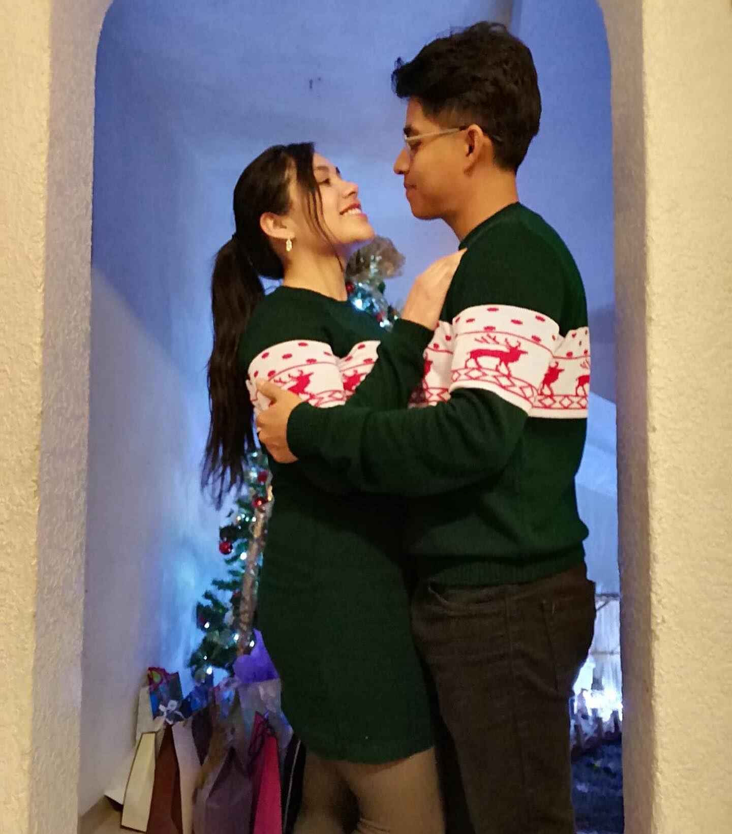 Feliz navidad les desean los más ridículos, digo, navideños del condado 🎄🎊