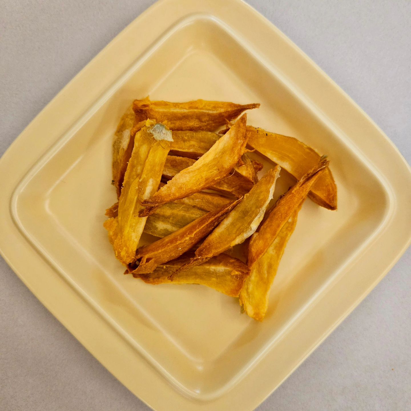 #고구마 #고구마말랭이

애들 간식으로 만들어주기 좋은
고구마말랭이!

맛있는 로얄벌꿀고구마로 만들면
더더 맛있게 먹을 수 있는 순삭템!

쫀득쪽득해서 먹기좋고 손에도
묻지않아서 애들한테 만들어주면
정말 좋아요👍

🌱만드는 법

에어프라이어에 180도 15분 정도
살짝 구운 후 먹기 좋은 크기로 잘라주세요

자른 고구마를 140도에서 40~50분 정도
구워주면 완성!

💎로얄벌꿀고구마 공구중

겨울 확찐자들의 최고의 다이어트템! 
아이들 최애 간식! 남편 아침 대용!

그냥 먹어도 넘넘 맛난 로얄벌꿀고구마 
이번주 공구 진행해요!

설  전에 미리 쟁여 두셨다가 명절날
고구마 튀김 해드시면 더더 좋겠죠?!🤤

3kg 25,900원
5kg 38,900원
8kg 59,800원

참고로 저는 주로 5kg 시켰고
2주 안에  소비하는 편입니당:)

4인식구가 다 같이 먹으니 점점 더
빠르게 소비되어 이번에는 8kg 
주문하려고 해요ㅎㅎ

🍯 꿀 떨어지는 고구마 지금 챙겨가세요:)
