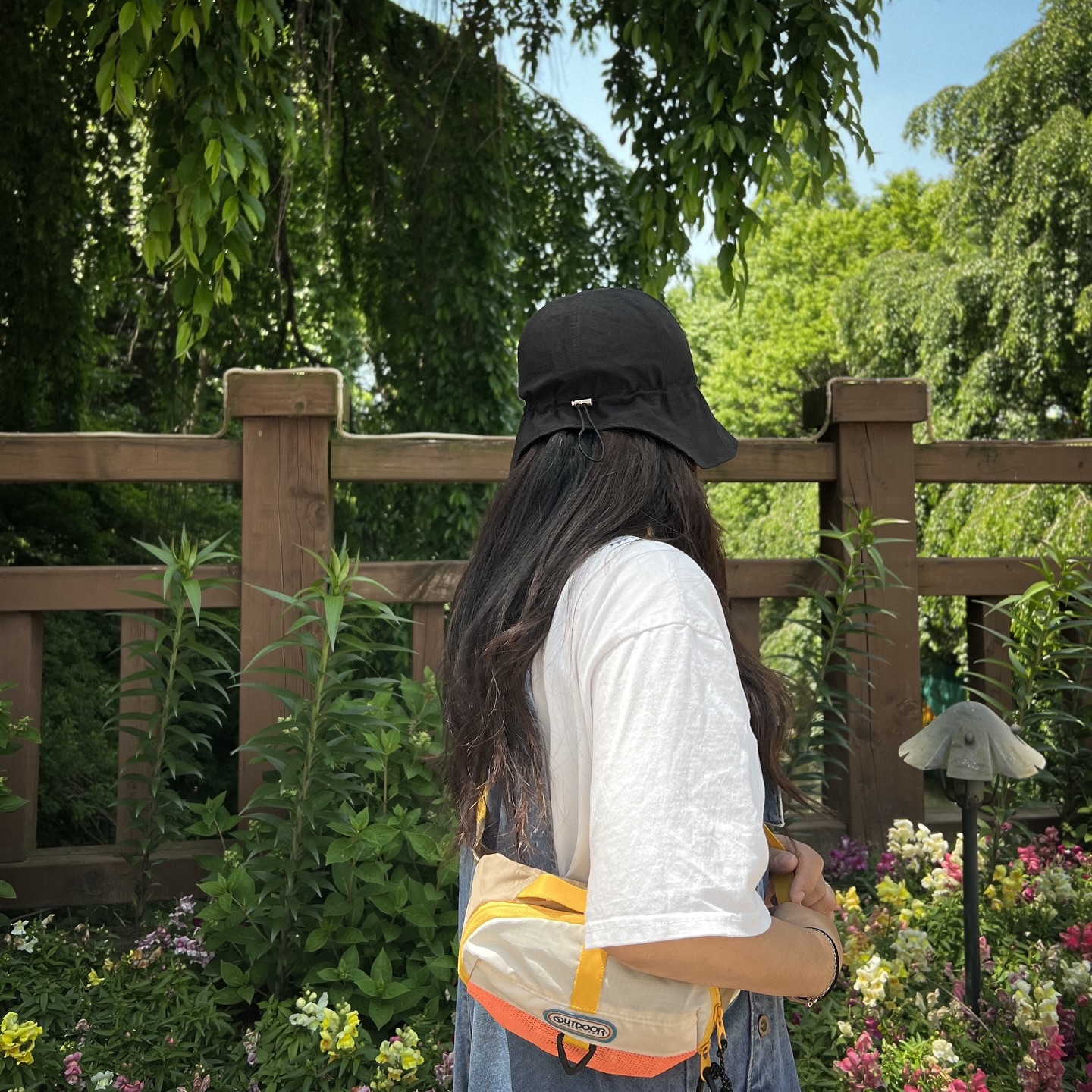 🖤협찬🖤 right now!🙌

 
요즘 진짜 얼굴이 점점 까매져요👩🏾
햇볕이 어찌나 강한지…
레이드백기어(laidback_gear)에서
보내주신 버킷햇이
요즘 완전 애착모자가 되었어요!☺️

얼굴이 싹 가려지는 버킷인데
두껍지 않은 오가닉면으로
가볍고 부드러워
가방에도 쏙!👍

제가 숱부자라 버킷이 어떤건
머리카락에 밀려 쓰고 있음
점점 모자가 걸쳐지는데
이건 뒷쪽에 컷팅이 되어있고
조절 끈이 있어서 머리에 착붙 되더라구요!🫶

캠핑갈때도 좋지만
데일리로 쓰기에도 군더더기 없는 디자인이라
깔끔하구 넘 좋아여!
특히 쌩얼일때 싸악 가려줌🫣

더 햇볕이 뜨거워지기 전에
하나 마련해 보시와요😉

ଘ(੭*ˊᵕˋ)੭ ➳❥ laidback_gear backpacker_sunny 

모델 해준 꿀이 감사🫶 ggul_uv 

 
#레이드백기어 #레이드백기어버킷햇
#버킷햇 #캠핑모자 #버킷햇추천 #백패킹모자