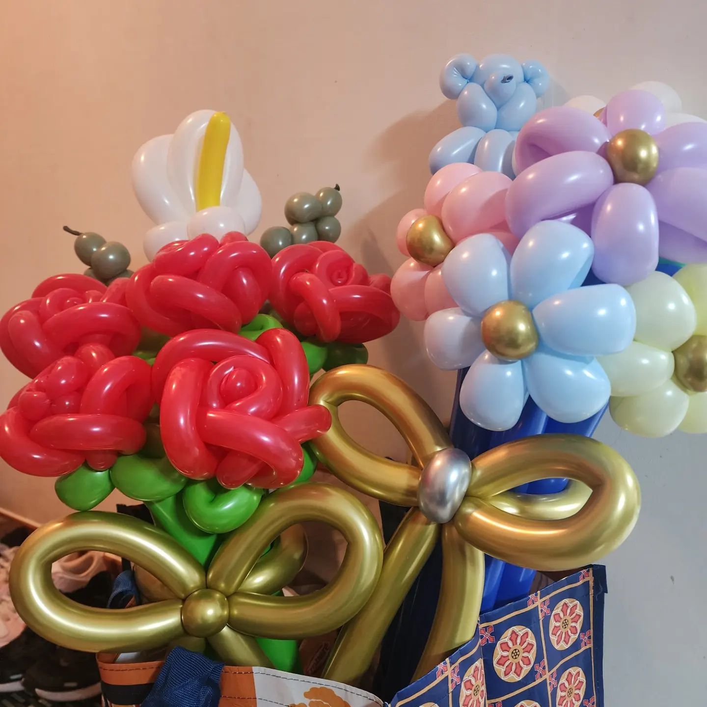 내친김에 ..

쇠뿔도 단김에 빼랬다
그래서 이틀연속 행사용 꽃다발 완성
손가락도 아프고 바닥에 앉아서 하니 무릎도 아픈데
하다보면 재미있고 결과물이 예쁘니까 즐거운 마음으로🙂😍

남편은 행사 선물로 주는거고
나는 얼굴은 모르지만 크게 보면 군복입는 사람들 = 전우 니까👍

여기저기 선물로 주다보니 벌써 100개들이 풍선을 몇 봉지나 소비했는지 모르겠다(터지는 로스율 10% )
당분간 남편의 풍선주문은 받을 예정 !

저렴이로 산거라 속도는 늦지만 손펌프보다 백배 나은 인플레이터 산거 뽕 뽑을 때 까지!
.
.
.
#재능을찾았다 #늦게배운도둑질 #무보수노동 #즐거움 #기쁨 #감사합니다 #벌룬세포 balloonsepo_official