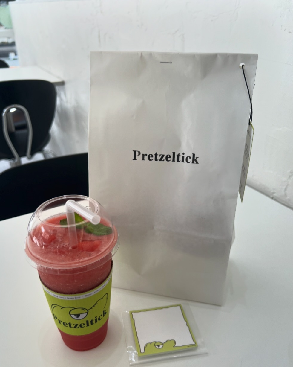pretzeltick 

전주오면 스벅만 갔는데 이젠 프레즐틱으로 정착
인생 아아, 수박주스 만난 기념
수박주스, 치즈덕 포장해서 홍천가기‼️