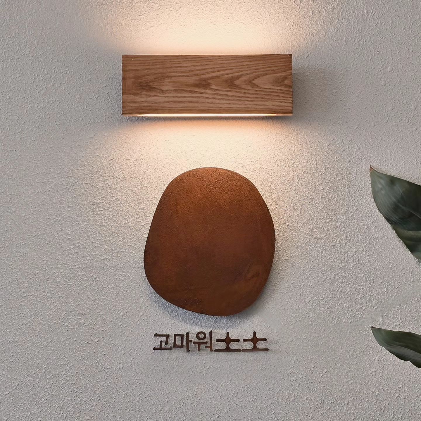 #찬열일상 #찬열아노올자  🧒 D+1191
2024.04.07  아이들의 건강한 두뇌를위해
우리아이만의 작은숲을만나는그곳, #고마워토토 

오래전부터 너무 가보고싶었던 #고마워토토
어느지점보다 김포한강신도시점이 좋다는소문에
미리예약하고 다녀왓어요ꕁ 

찬열이가 수업한 주제는 ❝베리페스티벌❞ 
봄이 찾아온, 숲속에 베리 페스티벌 🍓 
축제에 필요한 딸기,블루베리를 찾아보고 🫐
토토숲에 열기구로 띄어보기도 하고 ◡̈ 

요리는 요거트를  직접 만들어
딸기,귀리,현미,호박씨,크랜베리가 들어간
베리 그래놀라 요거트를 만들어봣어요.ᐟ 

선생님께서 찬열이가 먹고싶은거 
꾸욱~~ 참고나왓다며 칭찬해주셨다ꯁ
엄마 짜잔~~ 하고나오자마자 맛잇다고
요거트 냠냠 먹던 찬열이🧒 

분리수업은 계속 해왓지만,  엄마가 안보이는곳 
완전분리된곳 에서 잘할수잇을까? 걱정도했는데
(밖에서 아이들 활동하는모습 📺  볼수있어요)
너무 재밋게 잘 즐기고 놀다나온찬열이🩷
나와서 재밋엇다고, 또오자고 말하고
요즘도 가끔씩 언제가냐고 물어보는곳🫶 

외함미집 바로앞이니깐 자주는 못가도
가끔씩 찬열이가 좋아할만한 주제들 할때 가자.ᐟ 

╭┈ ﾟ𖤐.⋆경기김포 ❝ [고마워토토] ❞ 

༘⋆ 주소
경기 김포시 영터길 93 1층 

༘⋆이용안내  
• 위드맘수업 : 평일 10시/11시30분타임
   (20개월~보호자 분리가 어려운 유아)
• 분리수업 : 평일오후, 주말전타임 
   (30개월~취학전)
• 매주 월요일,화요일 휴무 

༘⋆ 예약방법 
고마워토토김포한강신도시점 인스타 프로필링크 

༘⋆ 3주마다 주제변경◡̈ 

༘⋆ 활동사진 체험후 5일이내 카카오톡으로 전달 

༘⋆ 준비물X

╰┈➤ 고마워토토 thankstoto_gimpo   ೄ 

#아이랑가볼만한곳 #김포키즈카페
#키즈카페 #김포키카 #마산동키즈카페
#김포실내놀이터 #김포아이랑 #고마워토토김포
#김포아이랑가볼만한곳 #김포키즈
#김포흙놀이 #김포흙놀이체험