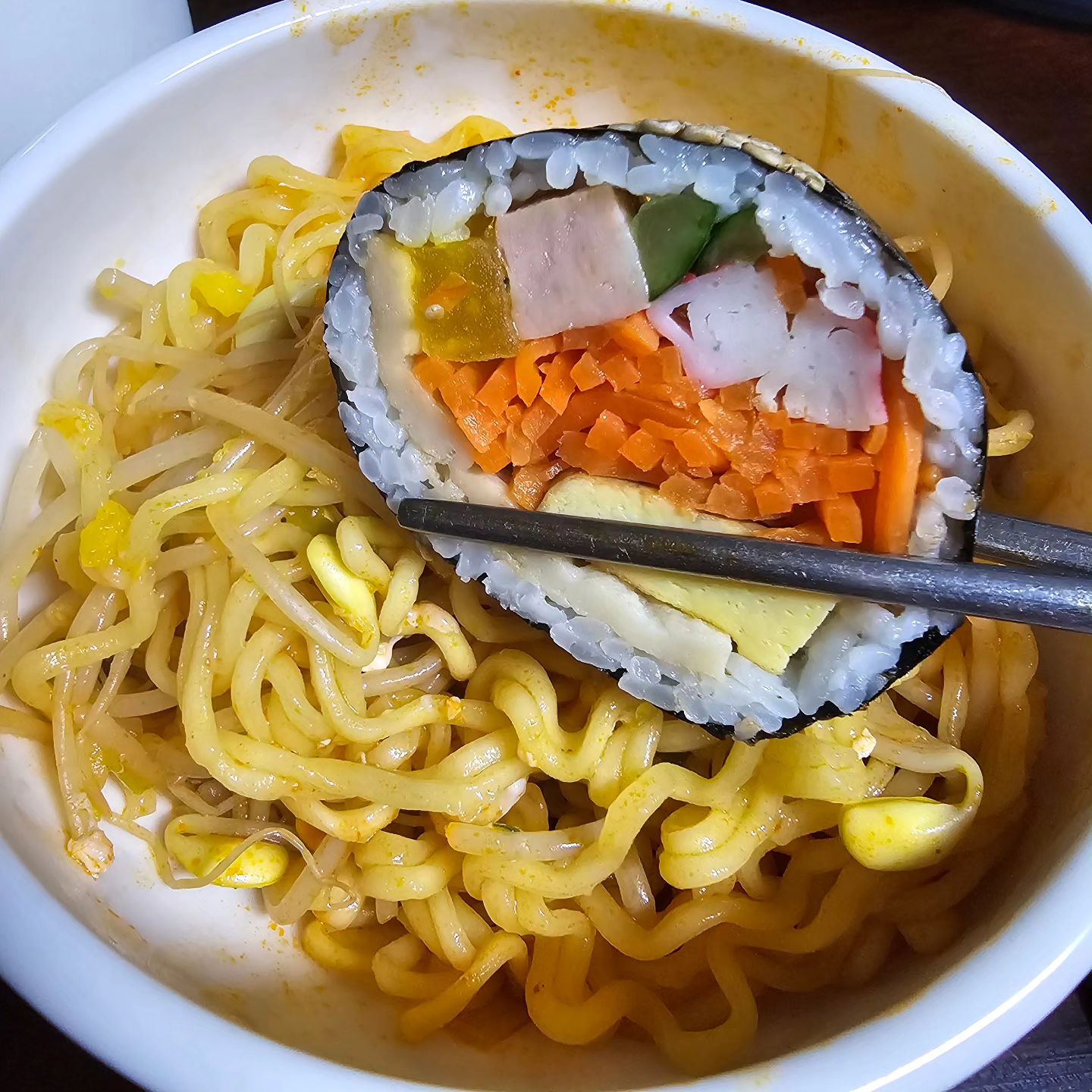 여행마지막날은 간단하게 라면🍜
최고로 간단하고 맛있고!!! 

여독중😅