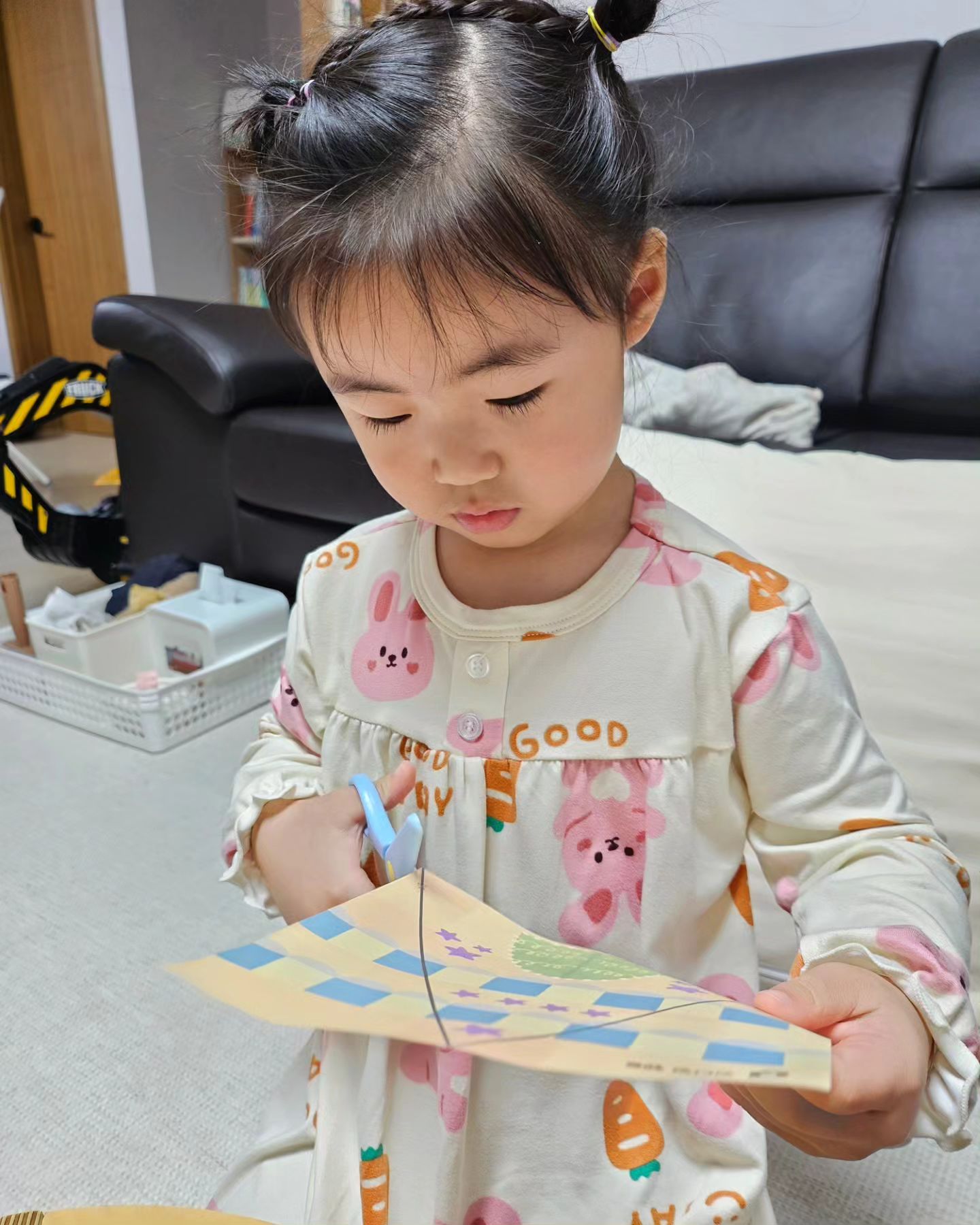 선따라 가위질 해보기✂️

집에서도 가위로 색종이 오리는걸 좋아하는데 최근들어 어린이집에서도 가위 많이 찾는다고해서 선따라서 가위질해보기 연습중!

처음에는 안되면 짜증냈는데 지금은 짜증안내고 삐뚤빼뚤하지만 곧잘한다🫶

✎ 2023.11[2Y,34M] #규리성장육아기록