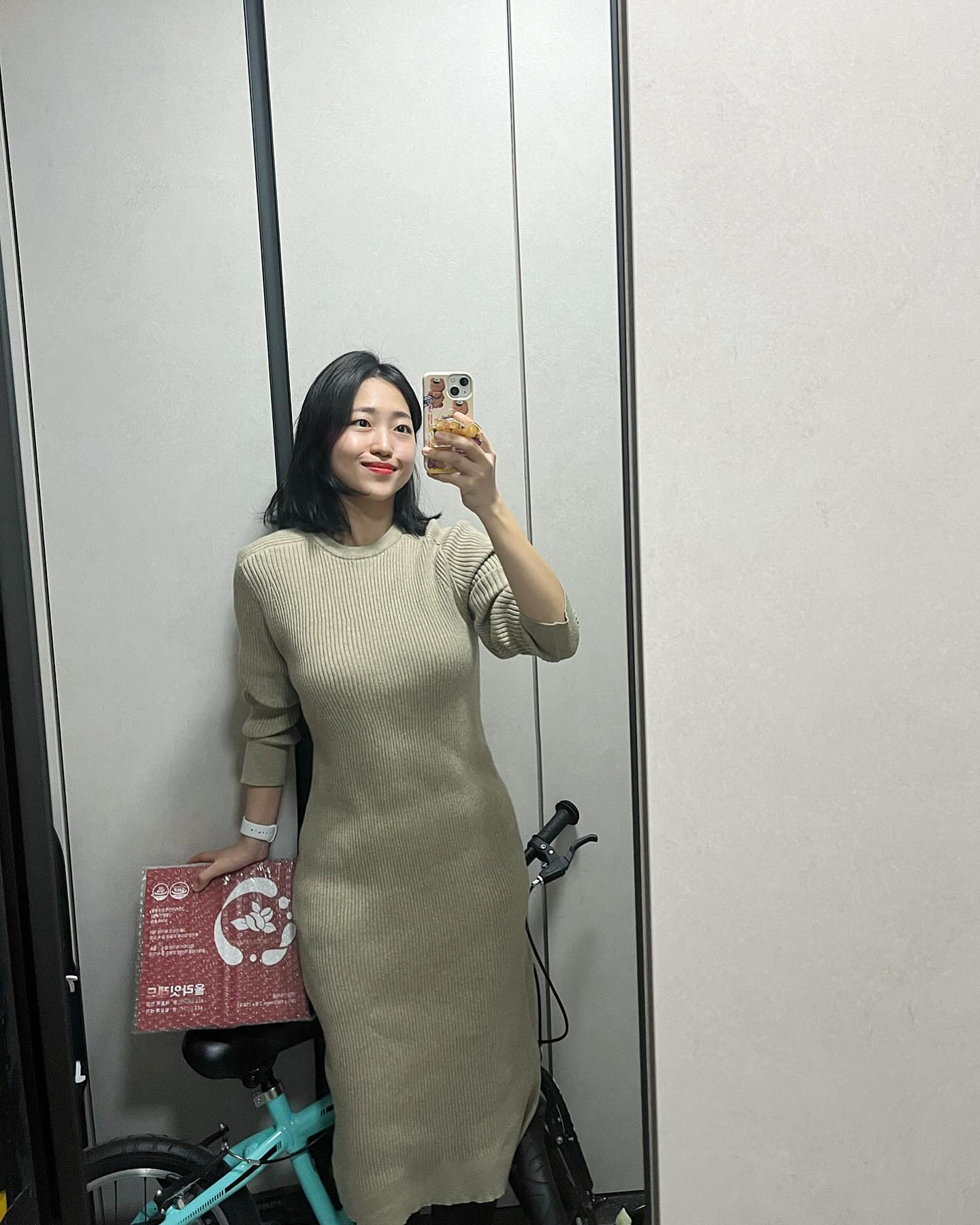 어제 압력밥솥사건 결말궁금해하셔서🥹,,,,2번째영상ㅋㅋㅋ구세주 루다아빸ㅋㅋㅋㅋ 남편이 오자마자 손으로 띡-
역시 힘... 인정이에요🔥
⠀ 
날도 포근한데 냉장고가 텅~~급 시장다녀왔잖아요 ㅎㅎㅎ
시장가면 줄서서 먹는 국수집🍜
사람이 없어서
한그릇 뚝딱 혼밥했는디..... 아뉘.... 그얇은 국수면발
다 안들어가서 젓가락 내려뒀어요😞
⠀ 
🔻식욕억제•감소🔻#올라잇레드 최고❗️
얘 없었음 어쩔뻔요~? 대용량 든든해미침💪🏻
⠀ 
암튼 다잇소도 가구 딸기 블루베리 반찬 야채 등
고물가시대 대형마트보다, 종종 시장장보기👍🏻
내사랑 딸기도 가격좋아졌더라구요~
메리퀸종 속알까지 맛있그 ㅎㅎㅎ🍓🍓🍓
⠀ 
와..
근데 글 다 적고나니 소름....
사담 진짜 줌마자냐...... 🥸
그럴수밖에 #6년차주부 
ㅋㅋㅋㅋㅋㅋㅋㅋ
⠀ 
뭐 우리들 일상 그런거아니겠어요🤨
밤에는 미세먼지가 좋아지길 바라며,
⠀ 
남은오후도 홧띵 !🩷