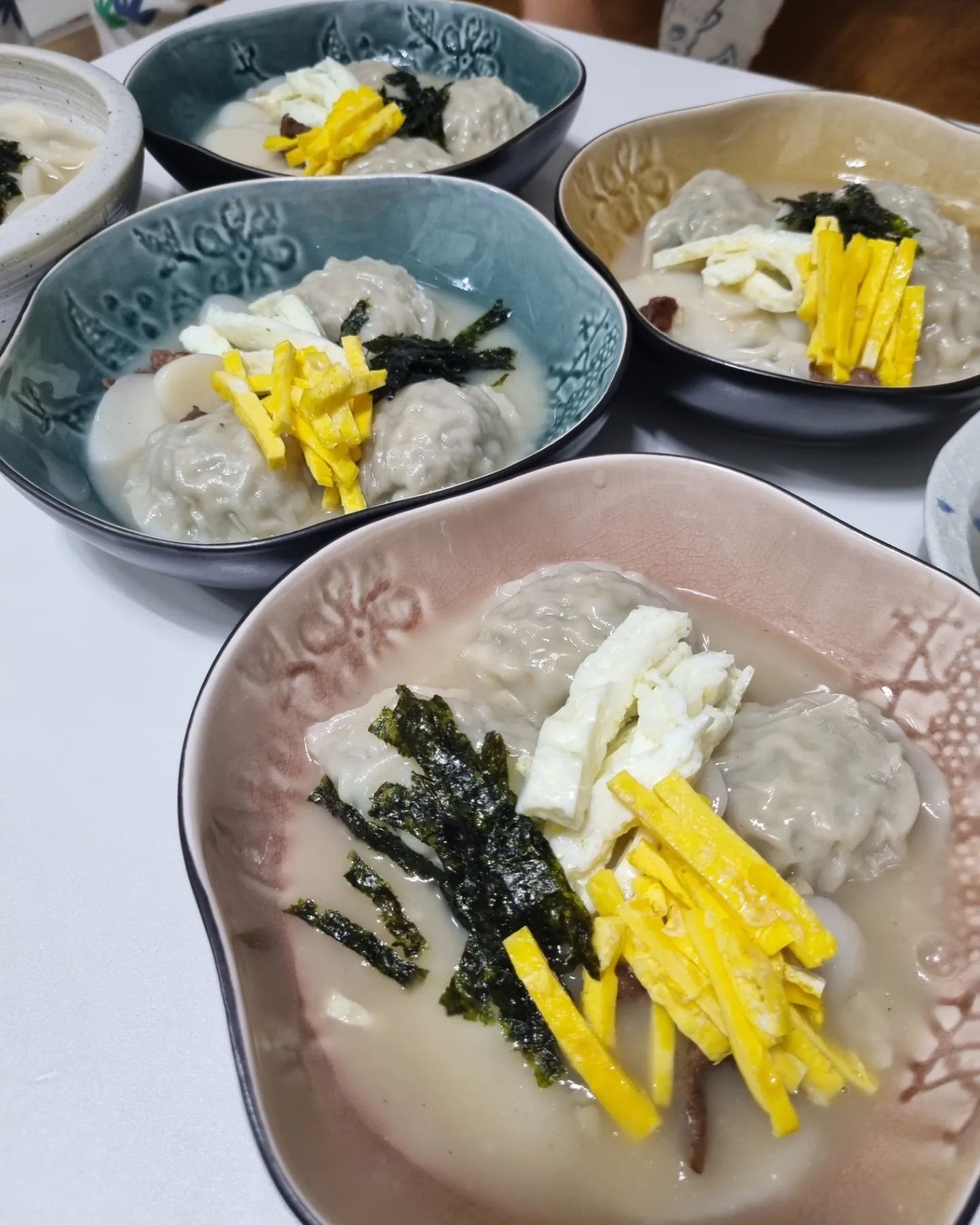 #새해복많이받으세요

떡만둣국을 끓였는데 쌀떡이었는지 금방 금방 국물이 사라져서 한 솥 끓였는데 국물 한 국자씩 더해가며 호로록 뜨끈하게 아침 한 끼 야무지게 먹였어요 국물이 너무 쭈욱쭉 사라져서 놀랐네요ㅎ 계란지단과 김으로 삼색 고명 올리는 건 친정에서 엄마가 돌아가시고 나서도 매해 먹었던 연례행사였어요 굳이 저만의 전통?을 잇겠다 모 이런 생각은 아닌데도 새해 아침이면 일어나서 지단 식혀 가지런히 자르는 일로 한 해의 복을 기원해보곤 하는 제 모습을 보게 되기도 합니다

묵은 해는 잘 마무리해서 보내주고 새해는 기분 좋게 맞이하고 싶었는데 대답을 안 하는 ㄴㅍ에게 쏘아붓이면서 시작했어요 뭘 부탁했을때는 할꺼니까 혹은 대화 중에 알아들었으니까 대답을 안했다는데 이게 말인지 막걸리인지 참...제가 대답 안 하면 기분 안 좋냐고 물어보면서...저랑 대화하기 참 싫구나 싶고 저도 마음이 꼬이고 그래요😐 애정이 있으니까 화도 나고 서운도 하고 그런거지 하면서도 일상을 소중히 가꿔가기가 쉽지가 않습니다

이렇게 이런저런 모습들도 다 사는 모습이라지만 새해에는 보다 편안하고 여유가 넘치는 우리가족이 되길 희망해보는 날이기도 해요💪🏻어제 신나게 놀고 왔는데 한 녀석이 코 훌쩍, 한 녀석은 가래가 걸걸해서 오늘 계획했던 스케줄은 다음 언젠가로 미뤄두고 집에서 푸욱 쉬게 해주려고요 

이 글 보는 분들 모두 건강하시구요 행복한 청룡의 해 되세요🐲❤