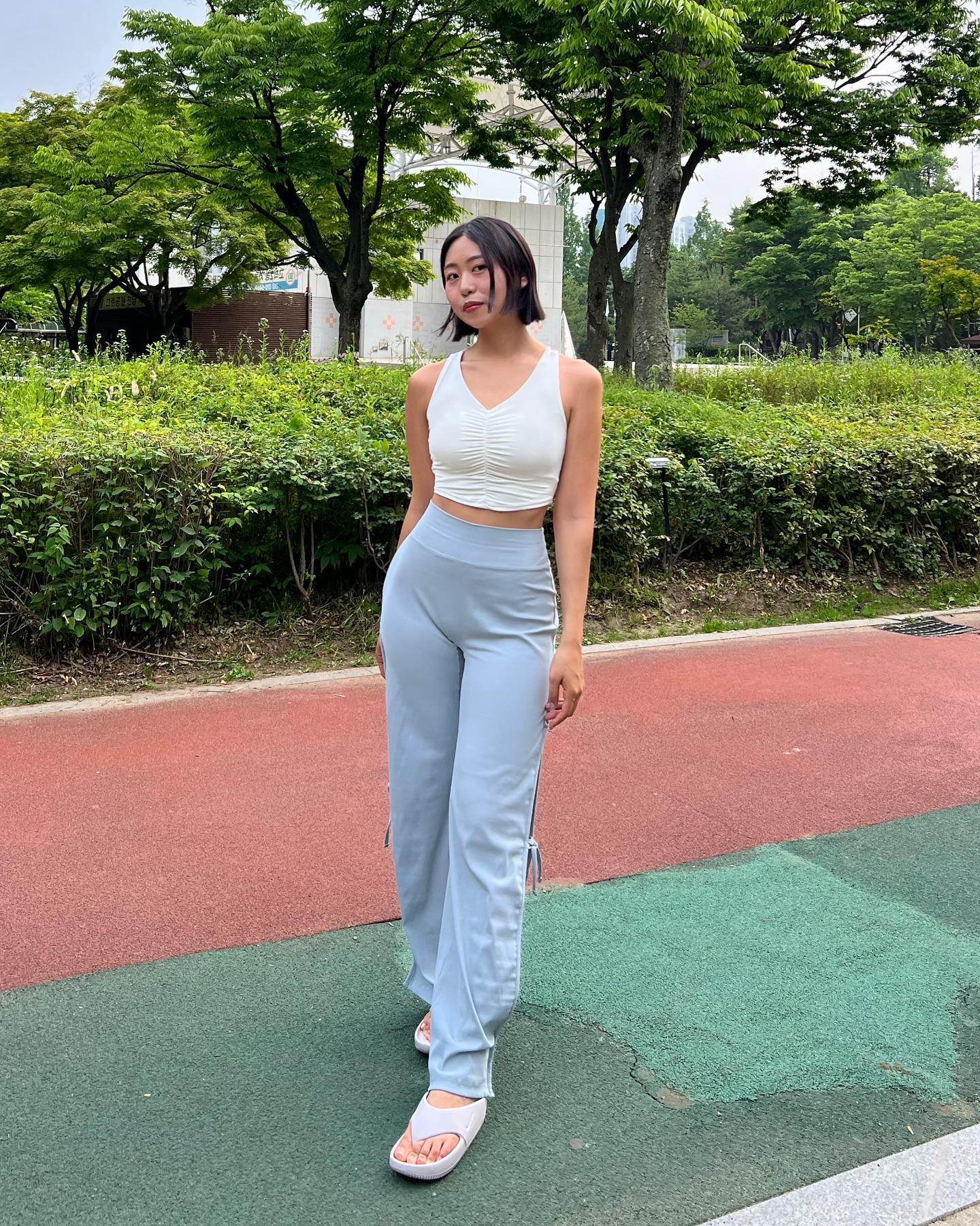 하늘하늘 내 팬츠 어떤데🩵🩵🩵

-

#그란데라인 에서 선물해주신 엘플렉스 Rib 사이드 슬릿 와이드 팬츠와 함께 코디를 해봤어요❣️❣️(탑도 그란데라인인건 안비밀)

조절 가능한 사이드 트임으로 다리는 더 길어보이고 중간에 리본으로 묶으면 발레코어룩으로도 가능해요💖

편안한 착용감에 활동성은 물론이구 와이드핏으로 제작되어 하체 커버 효과 뿐만아니라 허리가 얇아보여요🥰

단점은 가려주면서 장점은 살려줘서 운동복과 일상복에 모두 활용이 가능해서 좋았어요‼️

저는 빈티지블루 컬러 입었는데 넘예뻐서 깔별로 소장하려구요❤️ 

그래서 나랑 또 운동할싸람😘😘

👉🏻 grandeline.official 🫶🏻🫶🏻
 
#운동복 #와이드팬츠 #운동레깅스 #여성레깅스 #여자레깅스 #필라테스레깅스 #헬스레깅스 #운동하는여자 #웨이트하는여자 #운동복추천 #운동복코디 #레깅스코디 #짐웨어 #애슬레저룩 #와이드팬츠코디
