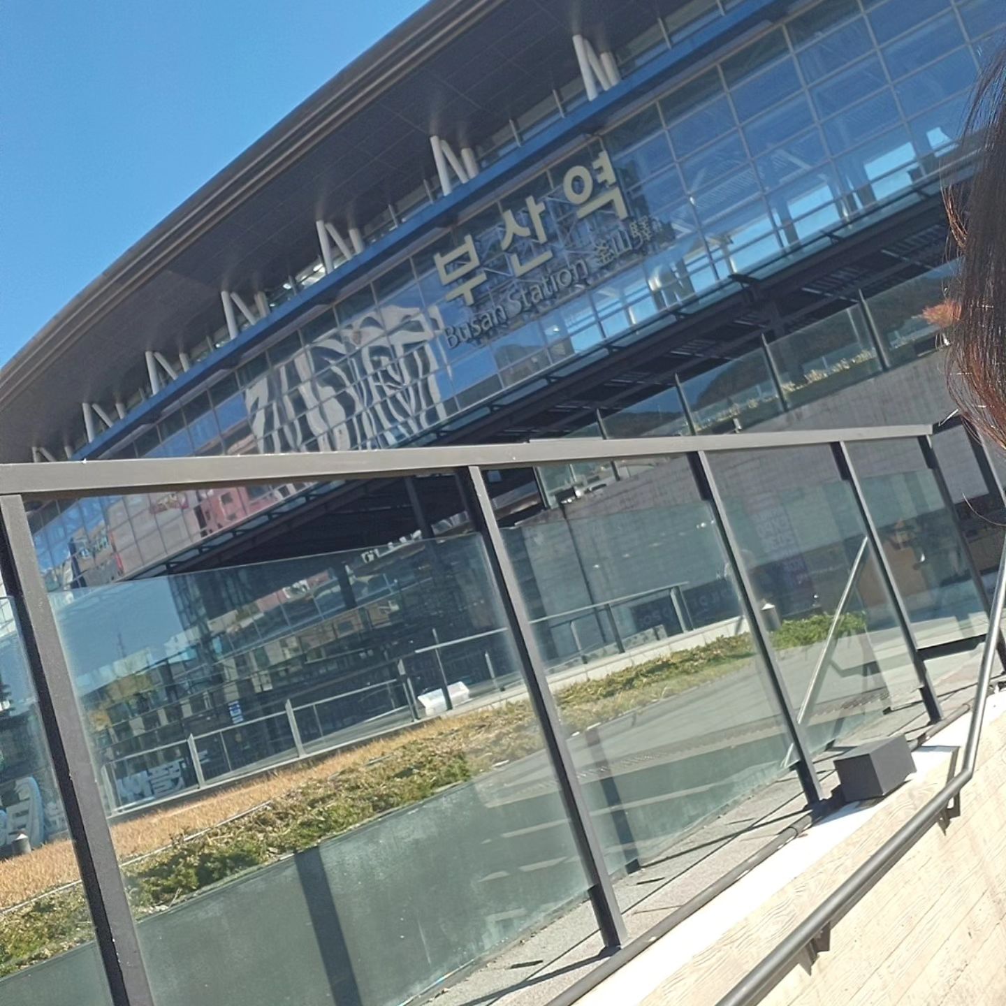 부산에 다녀왔어요~
궁금했던 기기가 있는데 교육날짜가 1월이래여 

어떻게 기다려요 ..그래서 직접 갔지요 
제일 빠른 날짜로 미팅을 잡고 !

제품 기기 컨택하고 직접 받아보고 써보고 !
선택은 빠르게 !
내일 저희 샵에 도착합니다 

쉬는 세달동안 그냥 쉰게 아니라구요 🤨

제가 쉬면서 살도 찌고 육아도 하면서 
아 ..참 쉬운게 아니구나 

살이찌고 빠지면서 탄력도 떨어지고 
출산과 모유수유를 하다보니 
몸속에 영양분도 아가랑 나누다 보니 

제몸은 이미 출산전과 같을순 없드라구여 
그래도 다행인건 튼살은 안생겼더라구요 ..
정말 튼살은 돈주고도 어찌ㅡ할수 없어서 관리
엄청 신경 썻다구요!!!!

그래서 결론은 
또 제 사심채우기 인거 같지만 
저도 여자고 제가 받고 싶은 관리 쓰고싶은 제품은
울 고객님들도 하고 싶어 할테니까 ㅋㅋㅋㅋ

딱 !!!
고민해결 최종템이랄까 
최종템???고민해결 두개만 기억 하세여 

그냥 다 해결이요 
다다다다 된다구요 다!

기대하세여👍👍👍

#부산 #교육 #미팅 #피부관리 #스킨케어