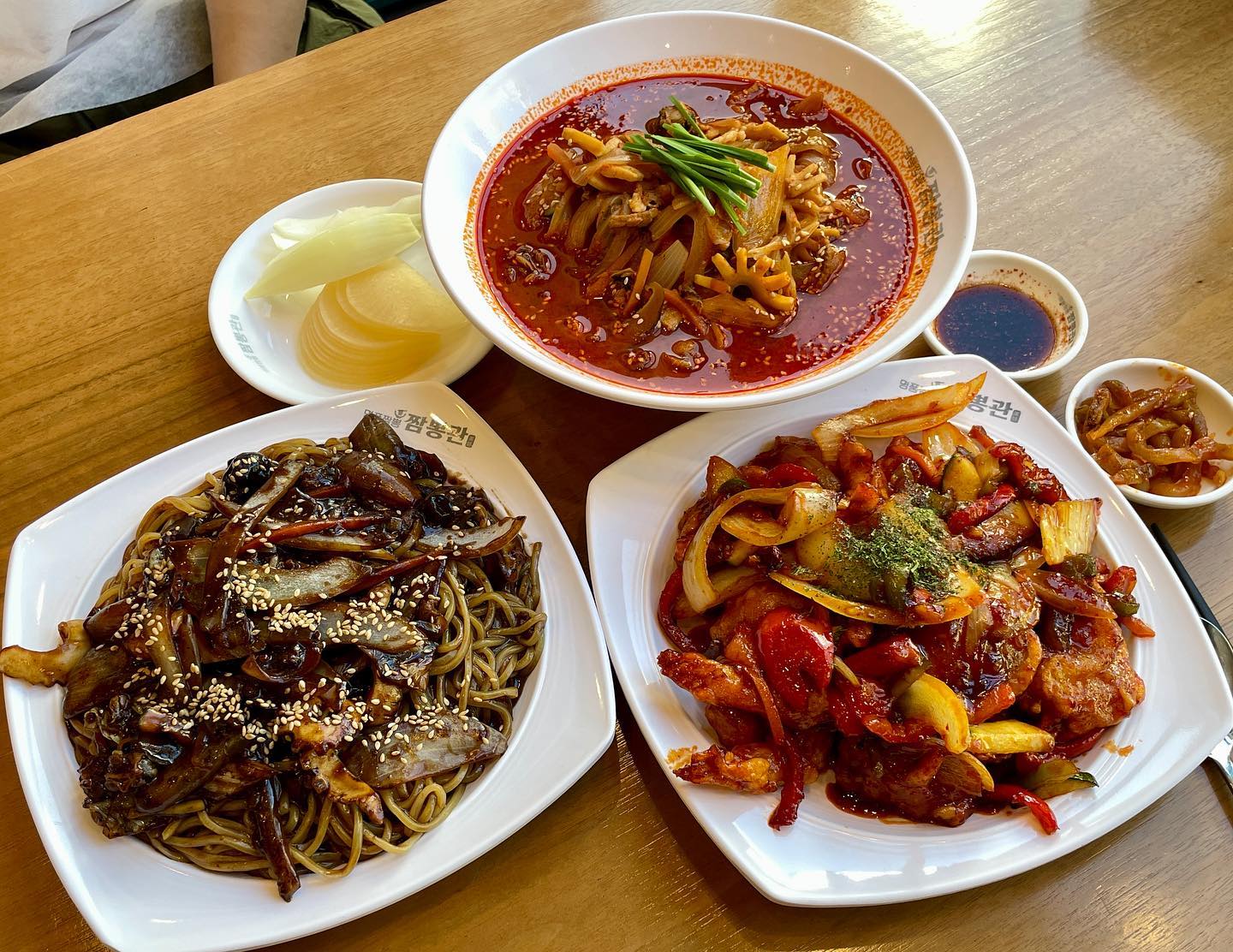 💛 #둔산동맛집 #짬뽕관 

대전 둔산동에 불맛 짬뽕을 즐길 수 있는 짬뽕관 대전 둔산점❗️

24시까지 운영해서 회식이나 모임하기에 아주 좋아용😆

짬뽕이랑 짜장면 맛있는 건 말해 뭐해! 

깐풍새우랑 교자만두도 아주 좋아~~👍

📍 대전 서구 둔산동 1319
📍 10:00 - 24:00(일요일만 21시까지) 

#둔산동중국집 #둔산동짬뽕 #대전짬뽕맛집 #대전짬뽕 #짬뽕관대전둔산점 #대전중국집 #대전맛집 #대전짜장면맛집 #둔산동모임 #둔산동회식