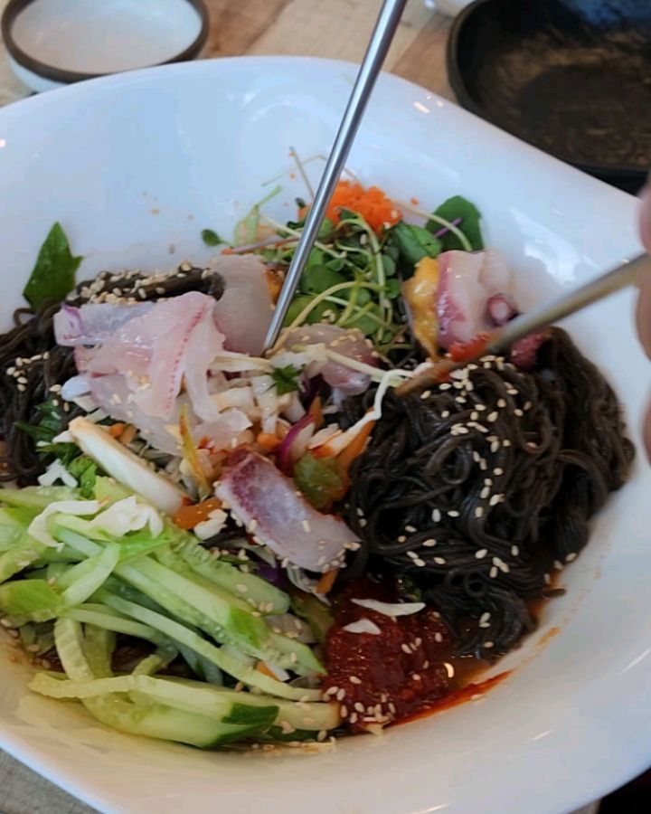 아리랑회수산❤️❤️❤️

오늘은 수원에서 물회 한 그릇 하고 왔습니다. 🐟 시원하고 새콤한 국물에 신선한 해산물이 듬뿍 들어가서 정말 맛있었어요! 😋 국물이 매콤하면서도 깔끔해서 입맛을 확 돋워주더라고요.

특히 신선한 회와 야채가 국물과 잘 어우러져서 한 입 한 입이 정말 만족스러웠습니다. 🤤 마지막엔 밥까지 말아서 국물 한 방울도 안 남기고 싹 비웠어요. 여름철 별미로 이만한 게 없는 것 같아요!

수원에 오시면 아리랑회수산 꼭 한번 들러보세요. 양도 넉넉하고 가격도 합리적이라 가성비 최고예요! 👍

#수원맛집
#수원횟집 
#장안구맛집 
#숙성회 
#수원물회 
#아리랑회수산