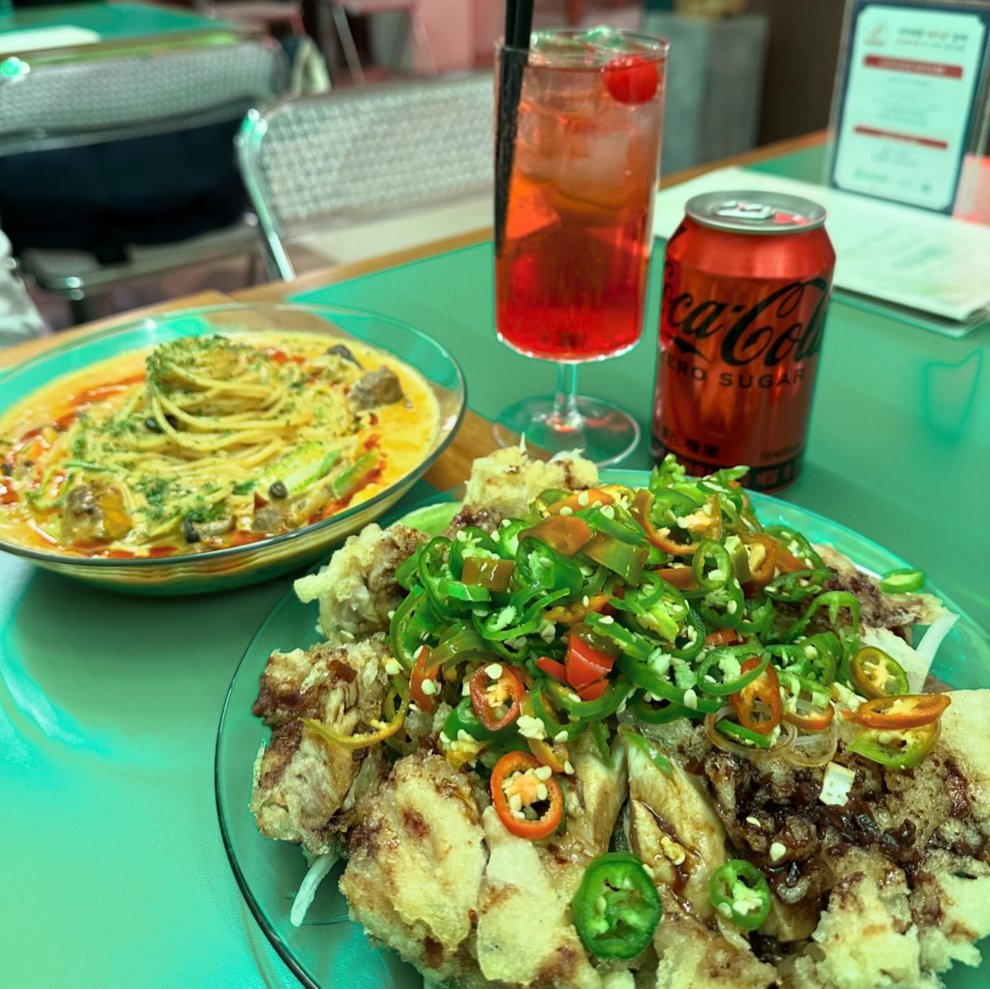 ✔️[신사] 육구공
✅가로수길 퓨전요리 맛집
✅외부나 실내가 깔끔한 식당
✅음식 대부분의 가격은 1만 원 중반대에서 2만 원 사이로 가성비 식당
✅랜디스 도넛 2층에 위치해있어 찾기가 쉬움
✅바 테이블부터 편안한 소파, 일반 테이블까지 있어 여러명이서 와도 좋은 식당
✅테이블에 있는 주문서를 작성하고 카운터에 가서 결제하면 끝(선결제 방식)
✅육구공은 밥 추가가 무료
✅영업시간 매일 11:00 ~ 22:00
📍서울 강남구 도산대로15길 16 2층 
#협찬 #가로수길맛집 #신사역맛집 #압구정맛집 #육구공 #퓨전중식맛집 #신사맛집 #sohappy #eat #smile