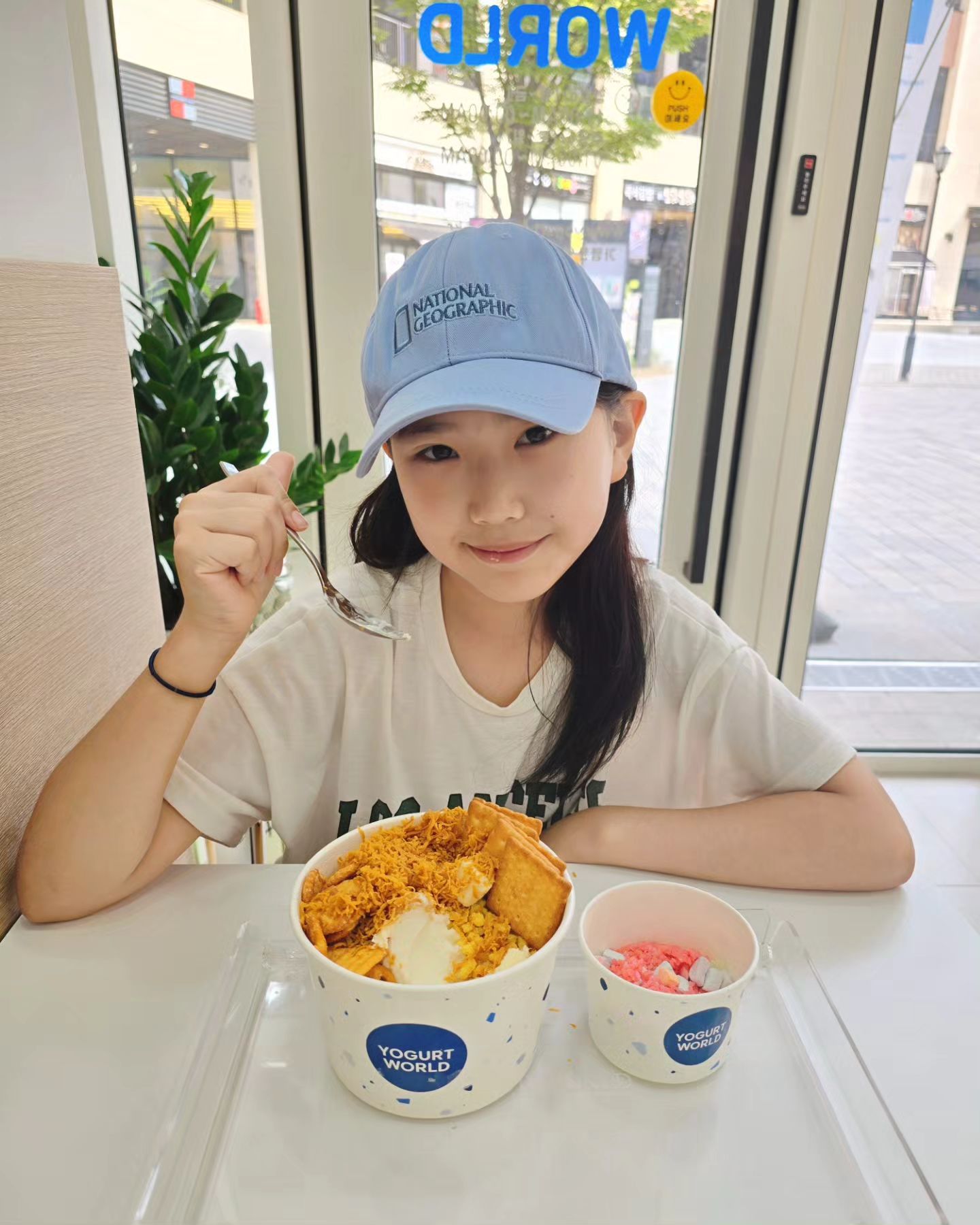 #협찬 #광고
yogurtworld_official
요즘 너무 핫한 요거트아이스크림😍
요거트월드의 저당 아이스크림 넘 맛있네요.
당을 80% 낮춰서 건강에도 좋고 종류도 다양하고
취향에 맞게 토핑 선택이 가능해요.
과일부터 견과류 과자, 치즈등 맛난 토핑 한가득이네요.
엄마랑 채유니는 치즈월드 선택♥️
🧀치즈월드
브라운치즈+치즈쿠키크럼+큐브치즈케이크
+프레첼+그래놀라+치즈샌드
맛난 요거트아이스크림 요거트월드 추천해요🍨
🚩경기 광명시 일직동 512 유스트리트몰 A동 134호
#요거트월드 #yogurtworld #요거트아이스크림 #그릭요거트 #생과일아이스크림 #요거트프랜차이즈 #복숭아아이스크림 #복숭아디저트 #yogurt #greek #디저트맛집 #디저트카페 #신메뉴 #일직동요거트 #일직동요거트아이스크림 #일직동디저트 #일직동카페 #일직동그릭요거트 #일직동맛집 #일직동카페 #일직동카페거리