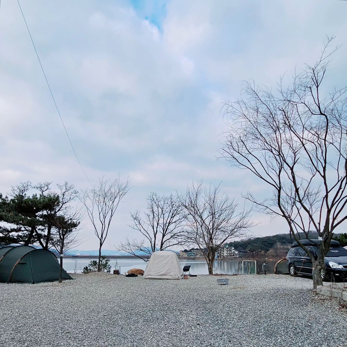 #협찬
하니네 올 첫 동계캠... #히든캠프 에서
바쁘기도하고 요샌 캠핑에 너무 소홀했어요.
오픈하고 뷰가 예뻐서 금새 핫해진 캠핑장인데
신성한이혼에서 신성한변호사 친구들이
갔던 캠핑장이 바로 이곳이예요.
이 호수뷰 특히나 그분들이 앉았던 구역
예약은 금손만이... 할 수 있는 곳인데 🥺
제가.. 다녀왔습니드아아아 😆❤️
뷰가 예쁜데 놀이시설도 갖추고있고
화장실 샤워실 관리까지 너무 잘되고있어
더 인기인 안성 히든캠프 🏕

자세한 소개는 곧 블로그에 올라갑니다 ❤️

#안성캠핑장 #용설호수캠핑장 #히든캠프캠핑장