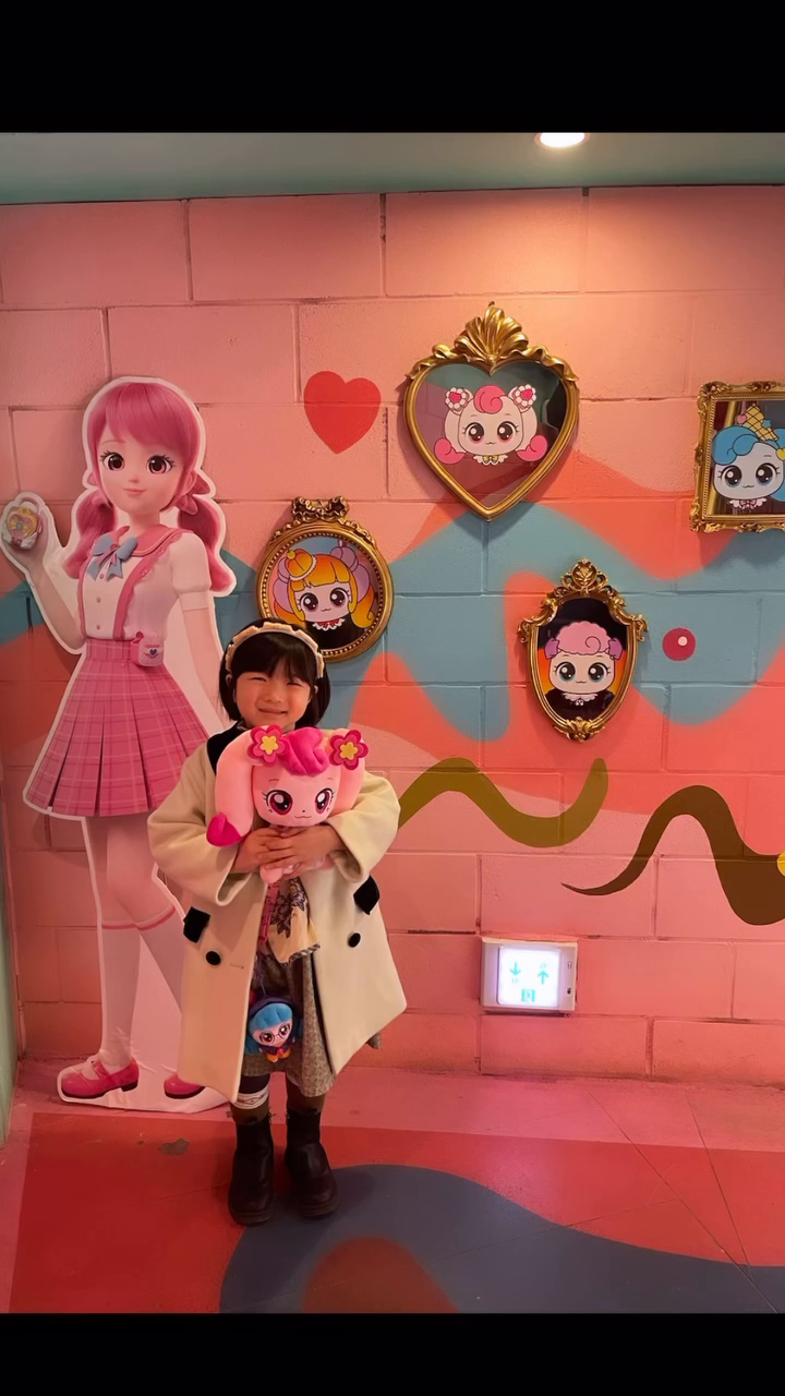 .
연휴동안 다녀온 티니핑랜드🏰🎡
입구부터 공주들이 기절 할 티니핑 친구들이 가득한 
티니핑랜드❤️

다양한굿즈, 액티비티, 포토존 ,예쁜의류, 카페까지
그야말로 티니핑 천국💕
구경하다보면 시간 순삭이라능!
어마어마한 티니핑 대관람차까지 생겼다 츄😘
달콤박스를 구매하면 티니핑 친구랑 사진도 찍을 수 있오🎀
티니핑 애정하는 친구들 얼른 달려가봐 츄🏰

🌈주소: 경북 구미시 금오산로 341 금오랜드
🌈운영시간 : 10:00~18:00(주말19:00)
🌈관람차 입장료: 9000원 (유아,성인동일), 카페 입장료 없음

#내돈내산#구미티니핑랜드 #구미티니핑 #구미금오랜드 #금오랜드 #아이들과가볼만한곳 #대구근교가볼만한곳 #이모션캐슬구미 #티니핑랜드구미점 #구미티니핑관람차#티니핑관람차 #구미가볼만한곳 #키즈모델#아역배우#키즈인플루언서#키즈패피#키즈데일리룩#마르디엠버#mardiamber#엠버의겨울