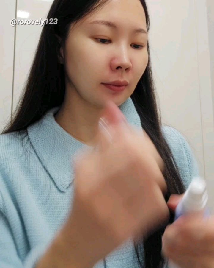 #협찬 
보라빗 미스트로 매일 매일 충전 
주름 개선 화장품 원료로 사용되는 레티놀의 대체제인 바쿠치올은 설명드린적 있죠 

역시나 자극이 있고 자외선에 예민해서 밤에 주로 써야하는 레티놀의 단점을 보완한 바쿠치올이 함유된 미스트 
비타민 A의 자극감을 줄이고 바쿠치올로 대체하여 보습과 탄력 모두 잡았답니다. 🪴

색상이 너무 어여쁜데다가 휴대성도 좋은 사이즈라 들고 다니면서 수시로 뿌려주고 있어요
극 건조 탄력이 떨어진 피부가 활력이 되는 느낌이 들정도랍니다.

✔️저자극 테스트 완료 
✔️바쿠치올 5,000ppm 
✔️3가지 펩타이드와 7가지 히알루론산 함유
✔️ 나이아신아마이드 함유 
약산성 포뮬라로 피부에 아주 이상적인 제품이에요

사무실에서 자주 뿌려주고 있는데 깊고 오랜 보습력이 아주 맘에 들었답니다. 
요거 하나 찹찹 뿌려주고나면 수분 광채감이 그대로!
 저는 메이크업 이후에도 뿌려주고 있답니다.👋👋

#블리블리 #VELYVELY #리뷰블리 #바쿠치올미스트 #미스트추천 #토너미스트 #수분미스트 #건성미스트
  #리프팅미스트 #세럼미스트 #바쿠치올 #스킨케어 #cosmetics #skincare #kbeauty #beauty